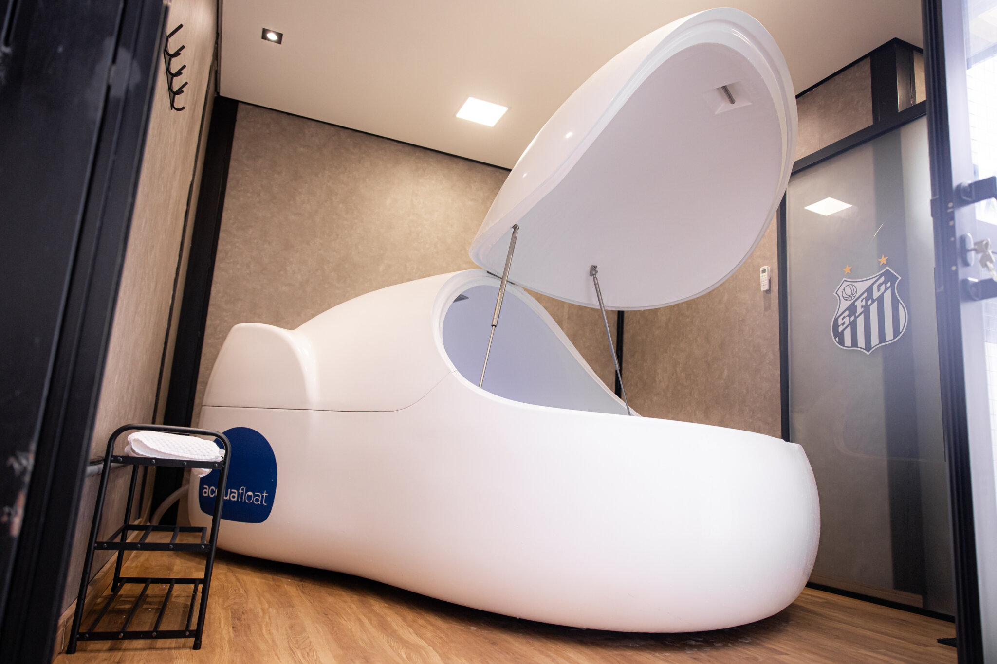 Nova parceira do Santos traz tecnologia de cápsula de flutuação para o CT Rei Pelé