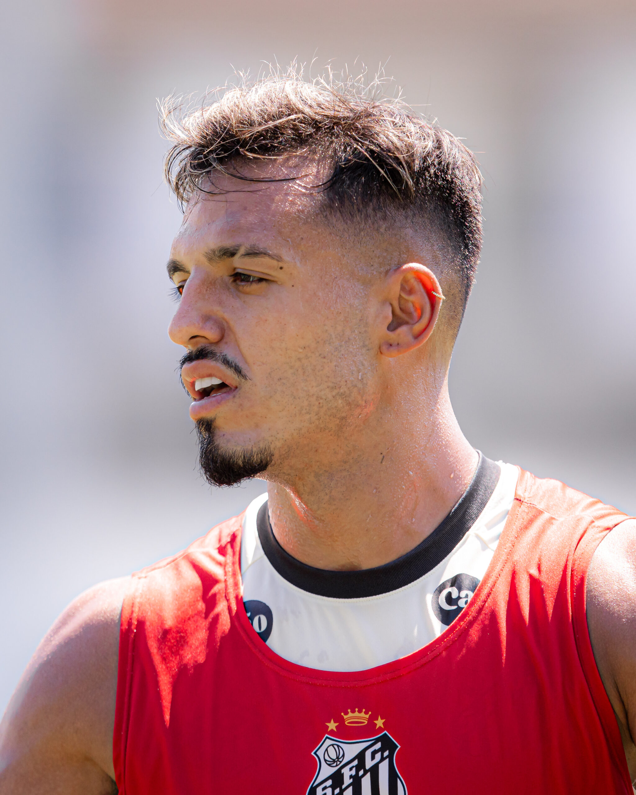 Exames confirmam lesões e Gabriel Menino e João Schmidt só voltam ao Santos após a Copa