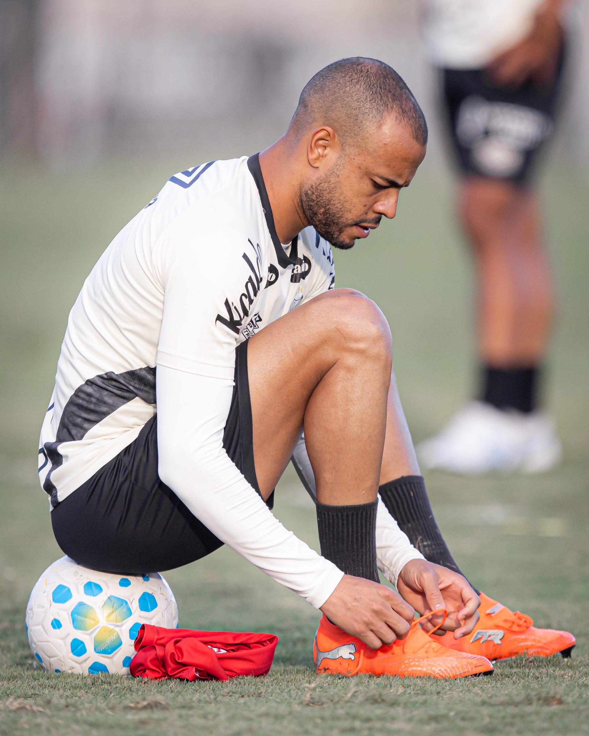 Mayke vai se reapresentar ao Santos com indefinição por cirurgia e sem acordo de rescisão