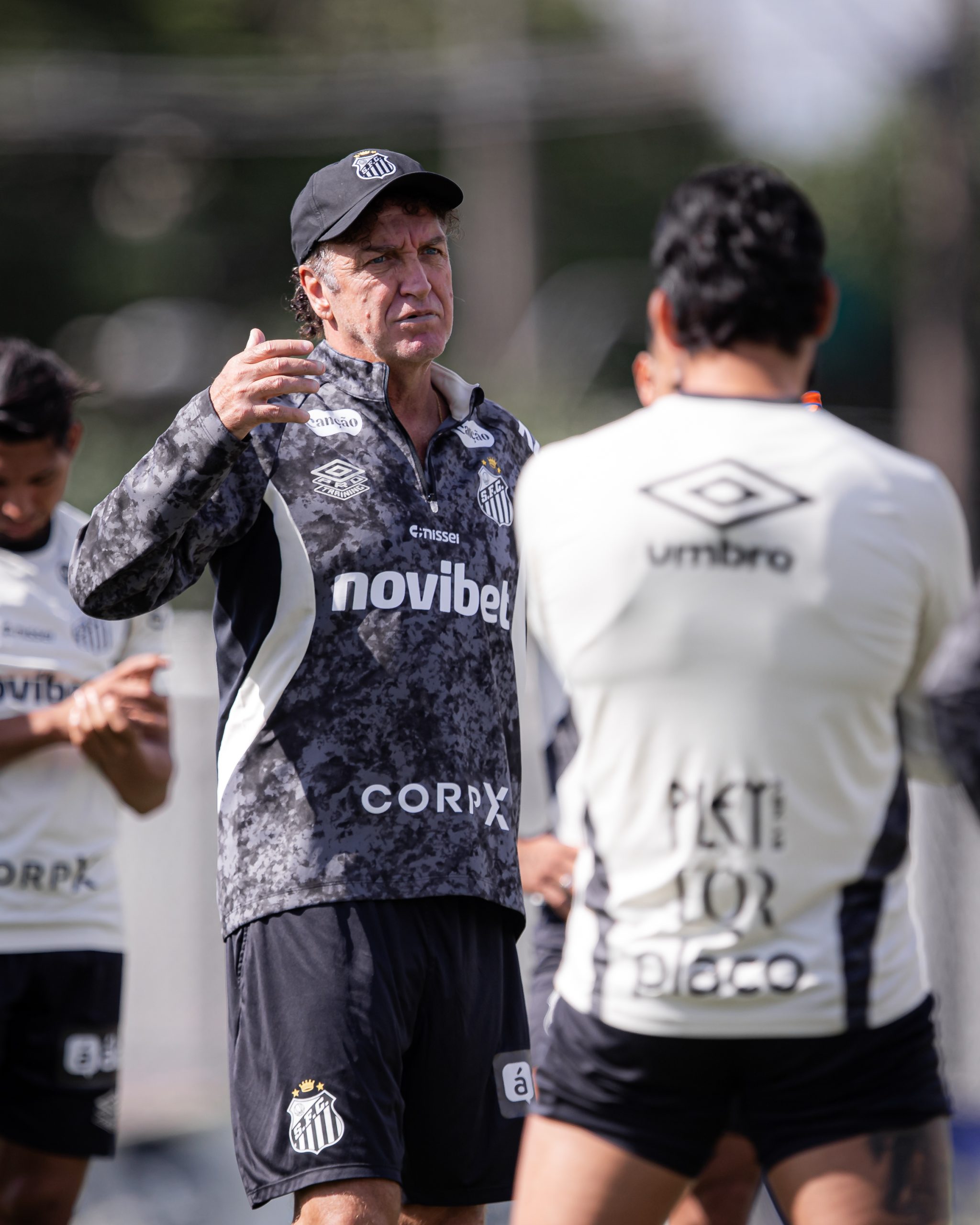 Santos treina pênaltis e deve repetir equipe em decisão contra o Coritiba