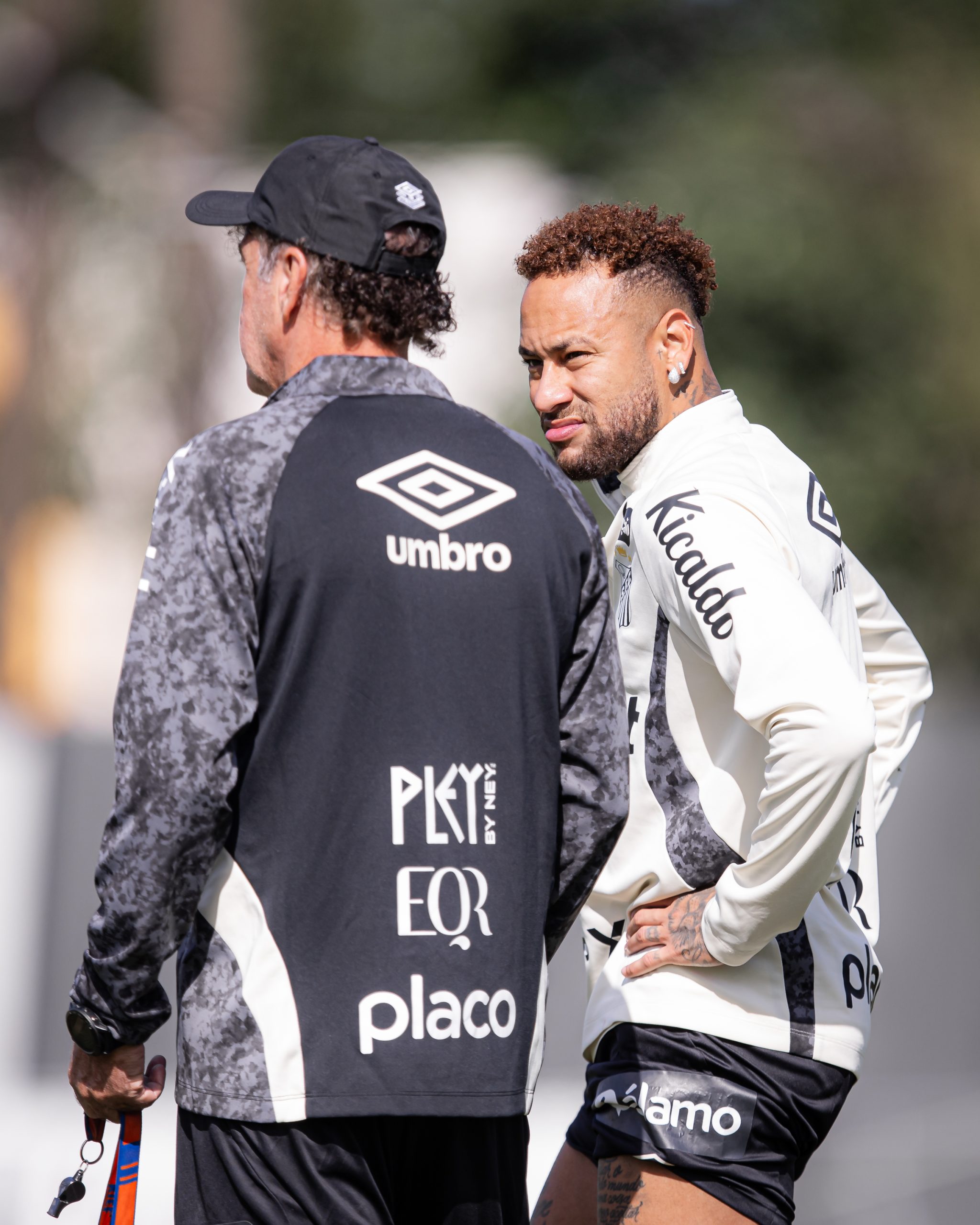Cuca nega privilégios para Neymar no Santos e elogia postura do camisa 10