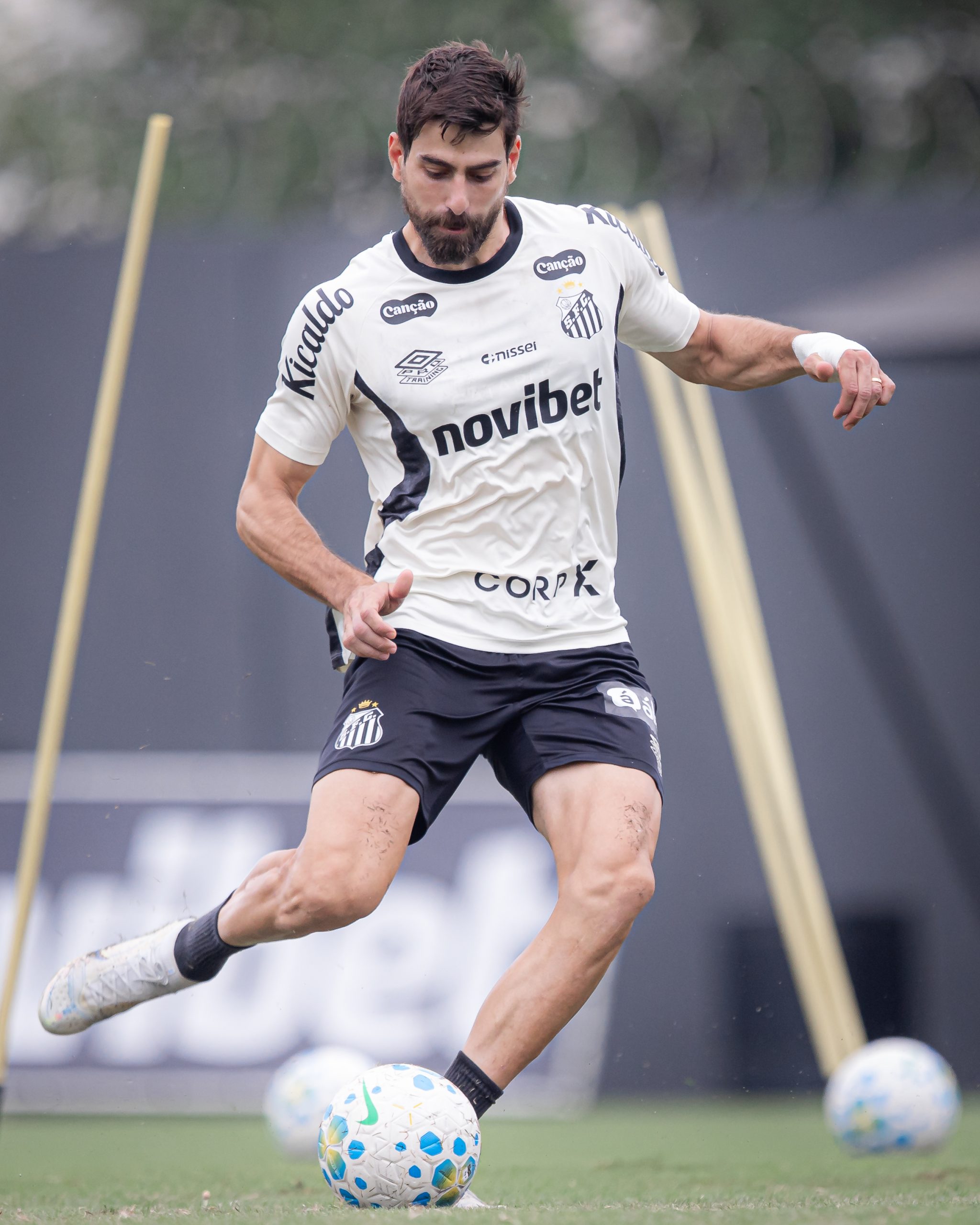 Luan Peres volta a trabalhar com o elenco em reapresentação do Santos