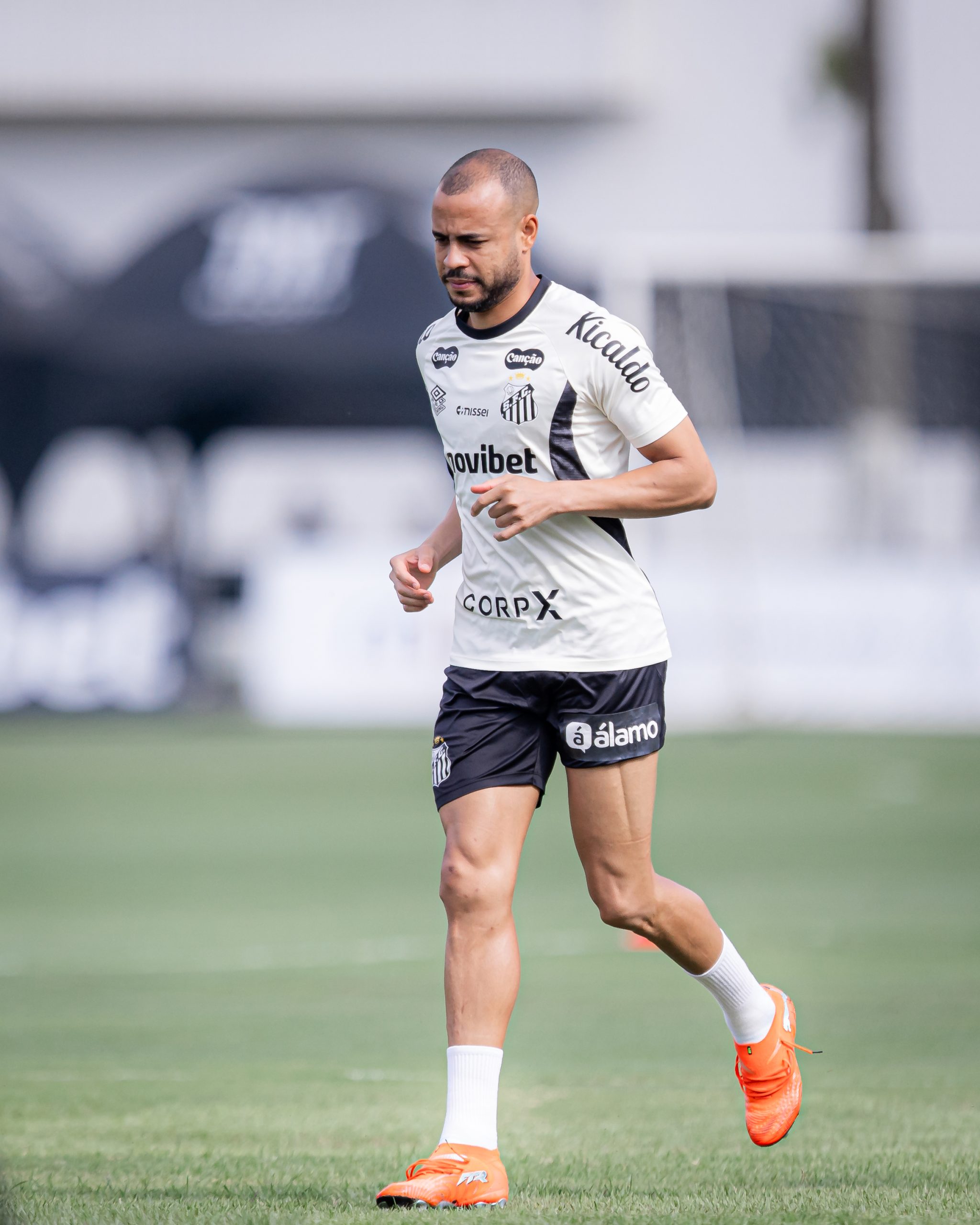 Cuca revela que Mayke deve passar por procedimento no joelho e despista sobre Zé Rafael