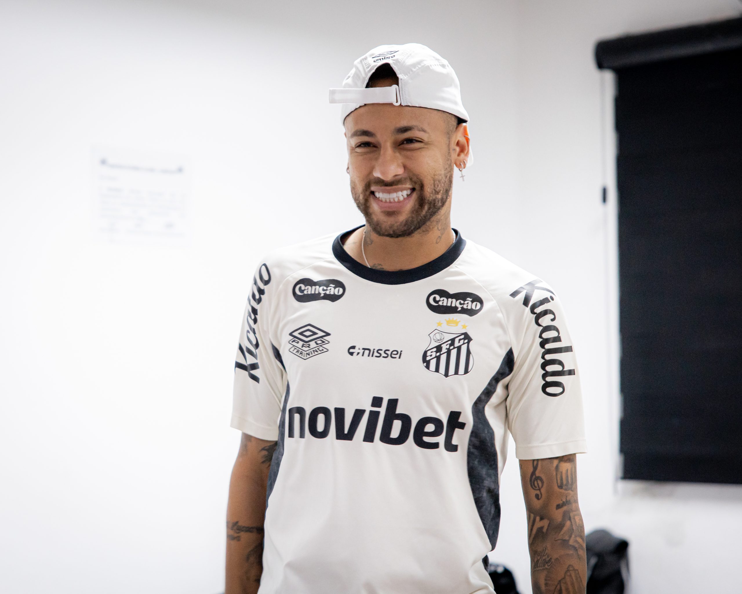Cuca revela leve edema de Neymar e não descarta retorno contra o Cuenca