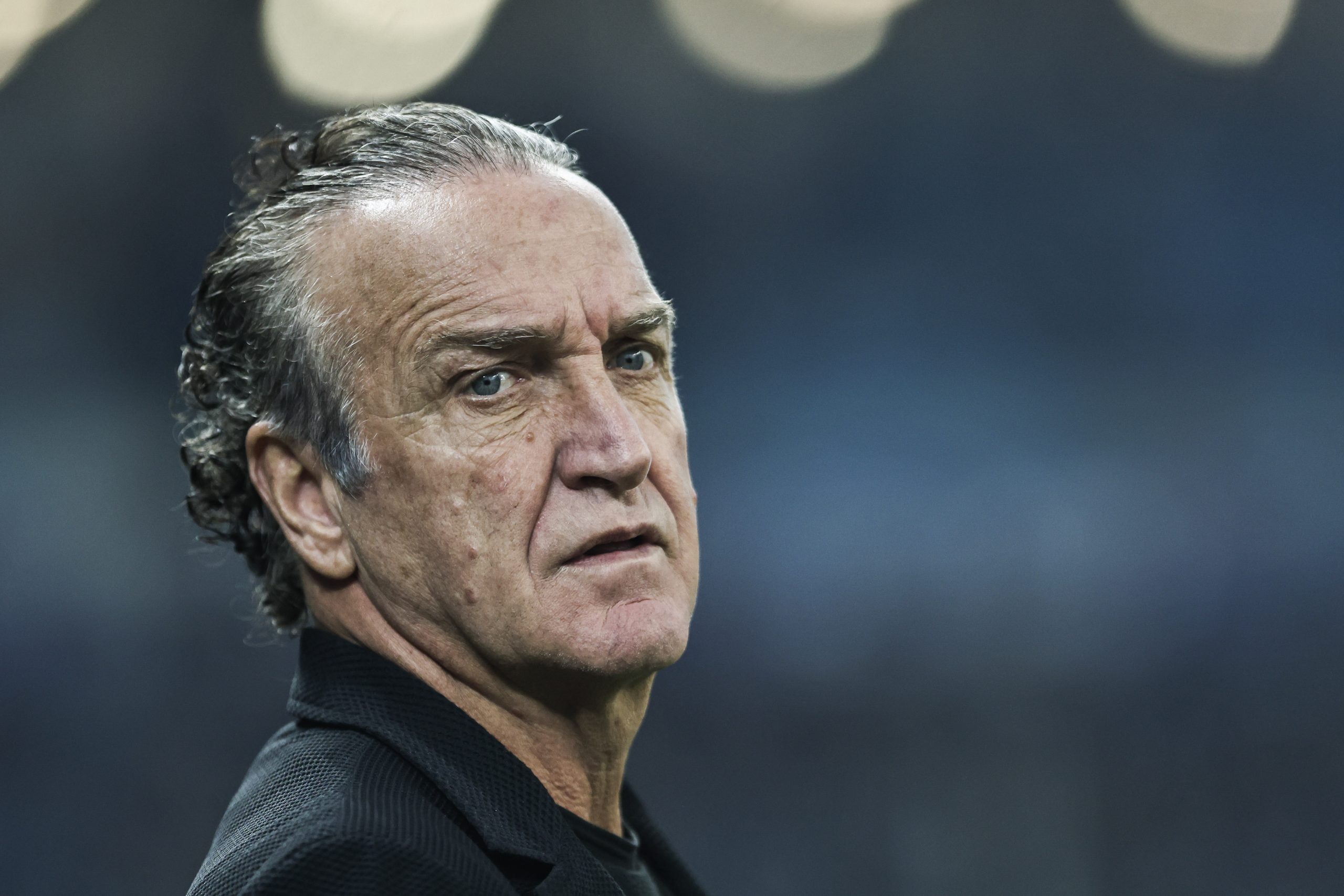 Cuca critica arbitragem e cita “lances capitais” após derrota do Santos no Sul