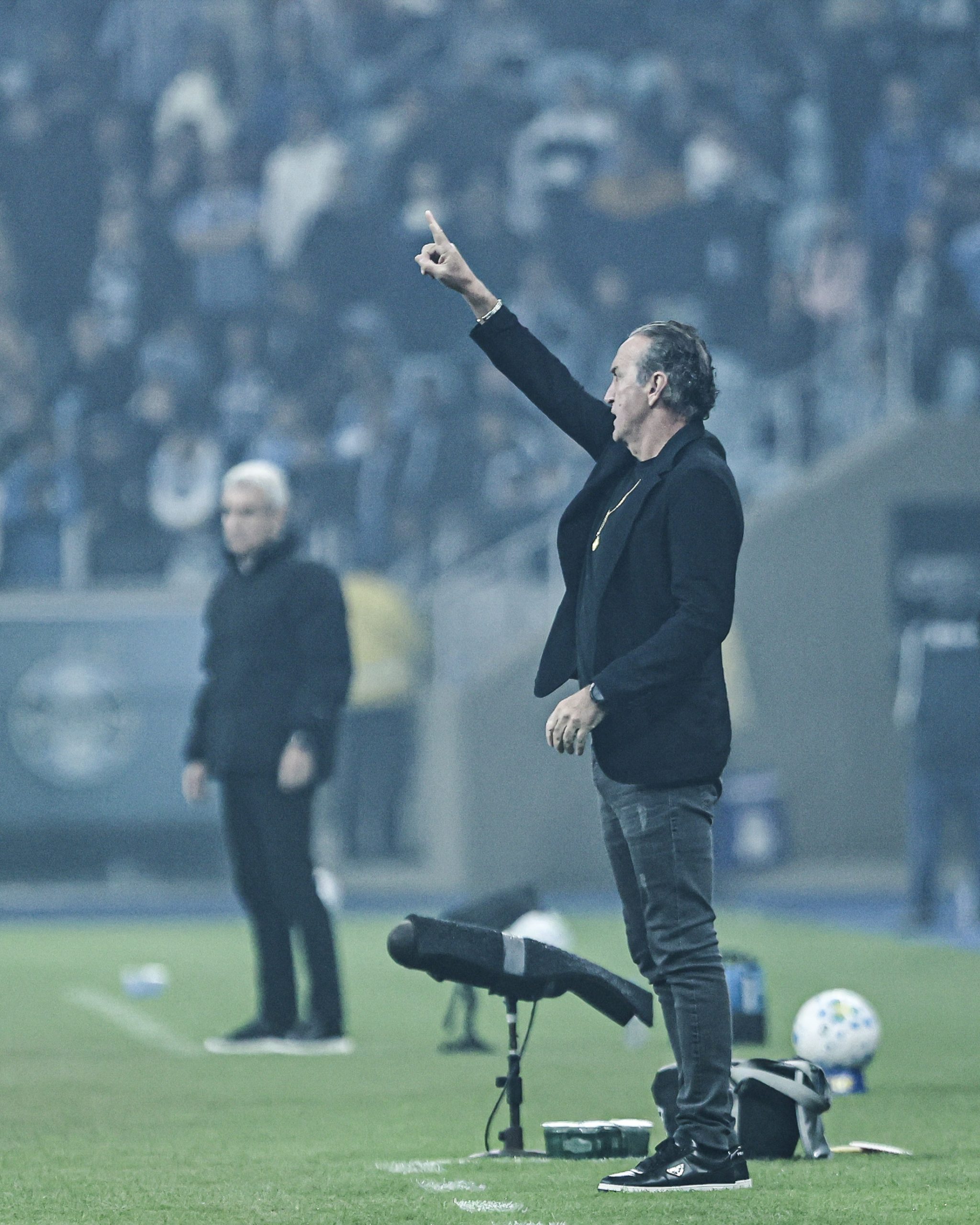 Cuca vê “grande jogo” do Santos, mas admite erros e queda de confiança