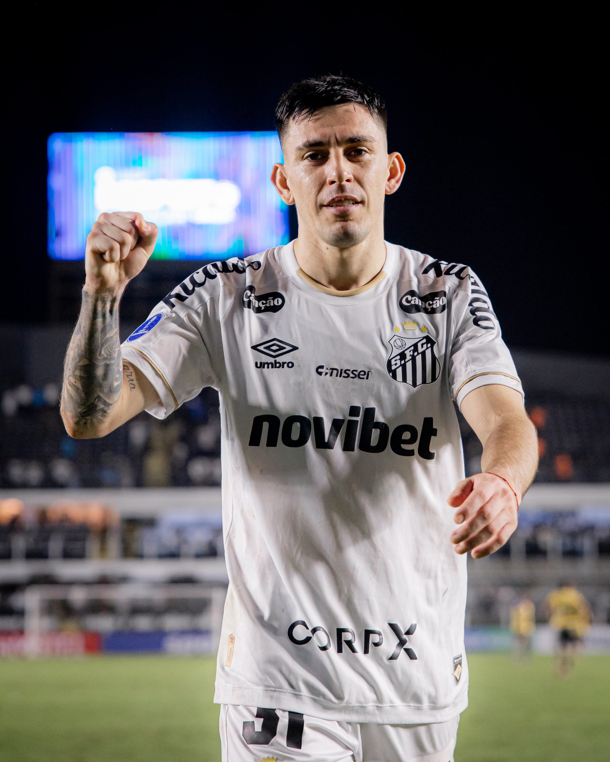 Santos chega em acordo pela renovação do lateral Escobar