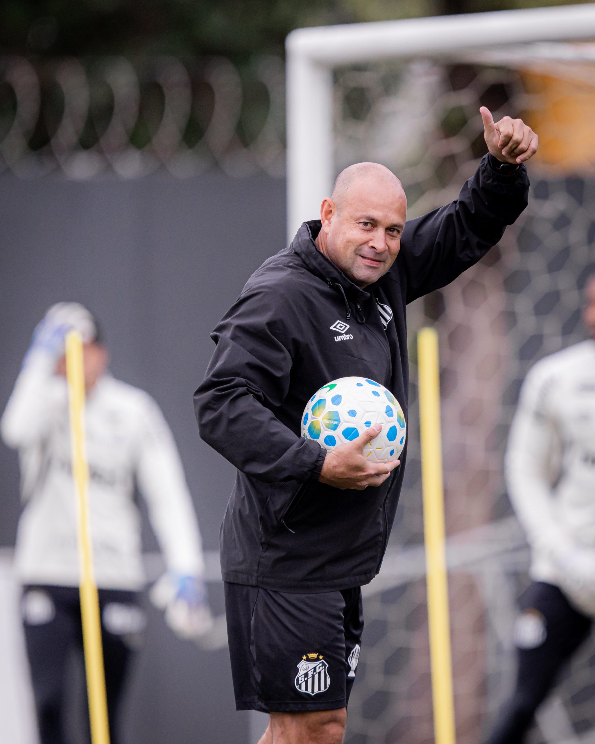 Preparador de goleiros encaminha saída do Santos para fechar com o Internacional