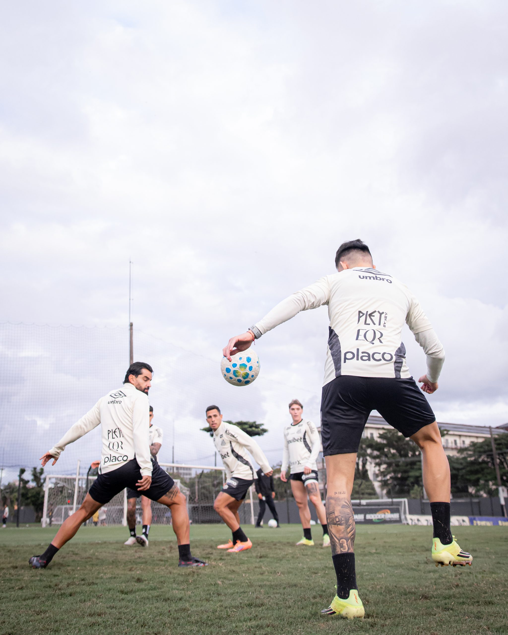 Santos x Vitória: Prováveis escalações para o duelo deste sábado (30)