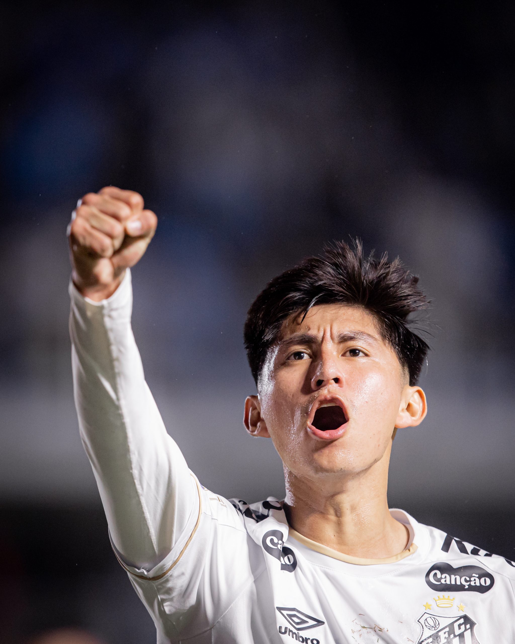 Miguelito comemora primeiro gol pelo Santos e celebra vitória antes da pausa