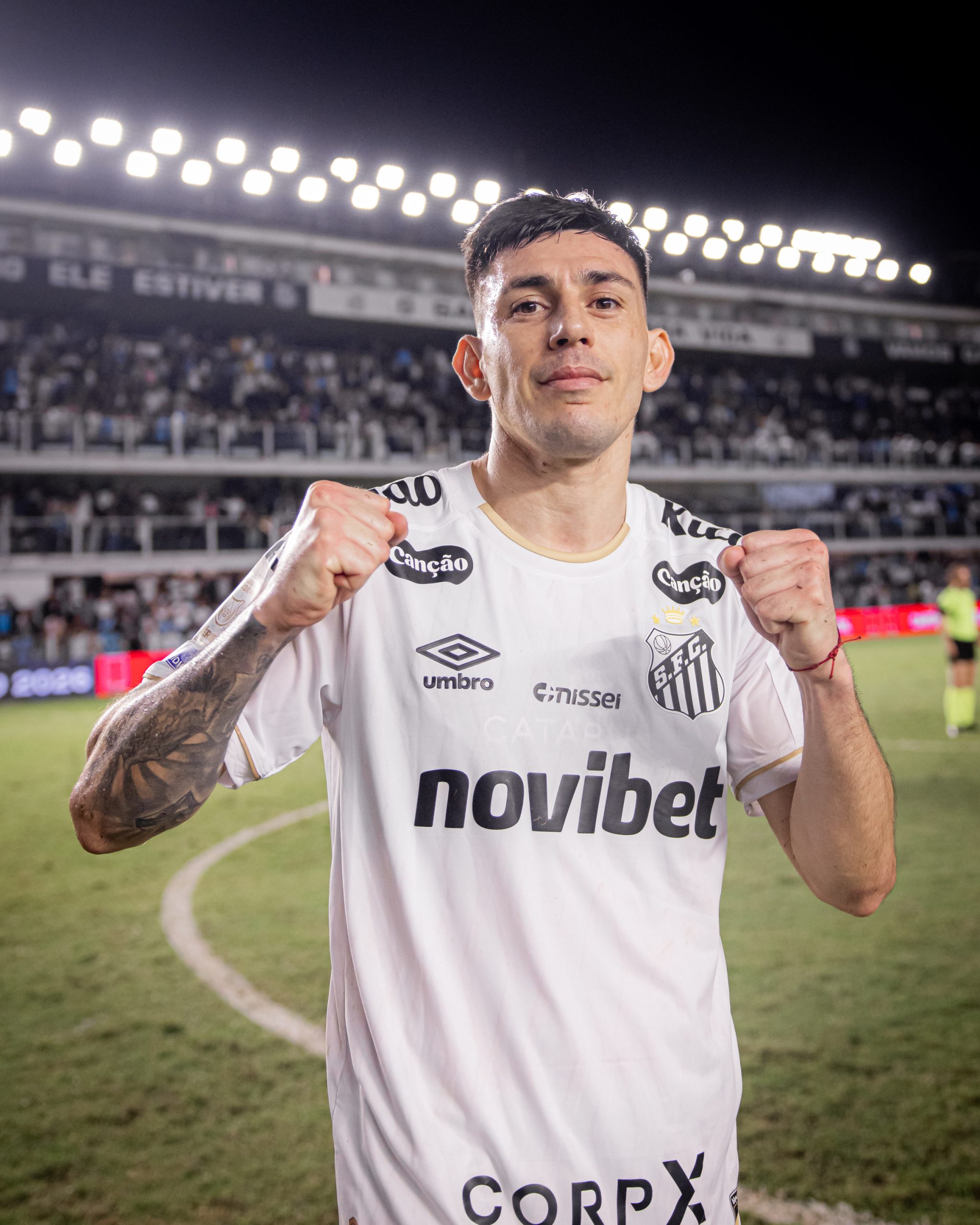 Santos tenta renovar com Escobar, mas negociação está travada