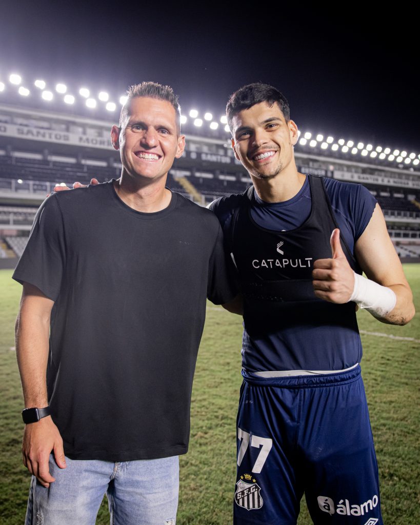 Rafael Cabral acompanha jogo contra o Vitória na Vila Belmiro e se encontra com Brazão