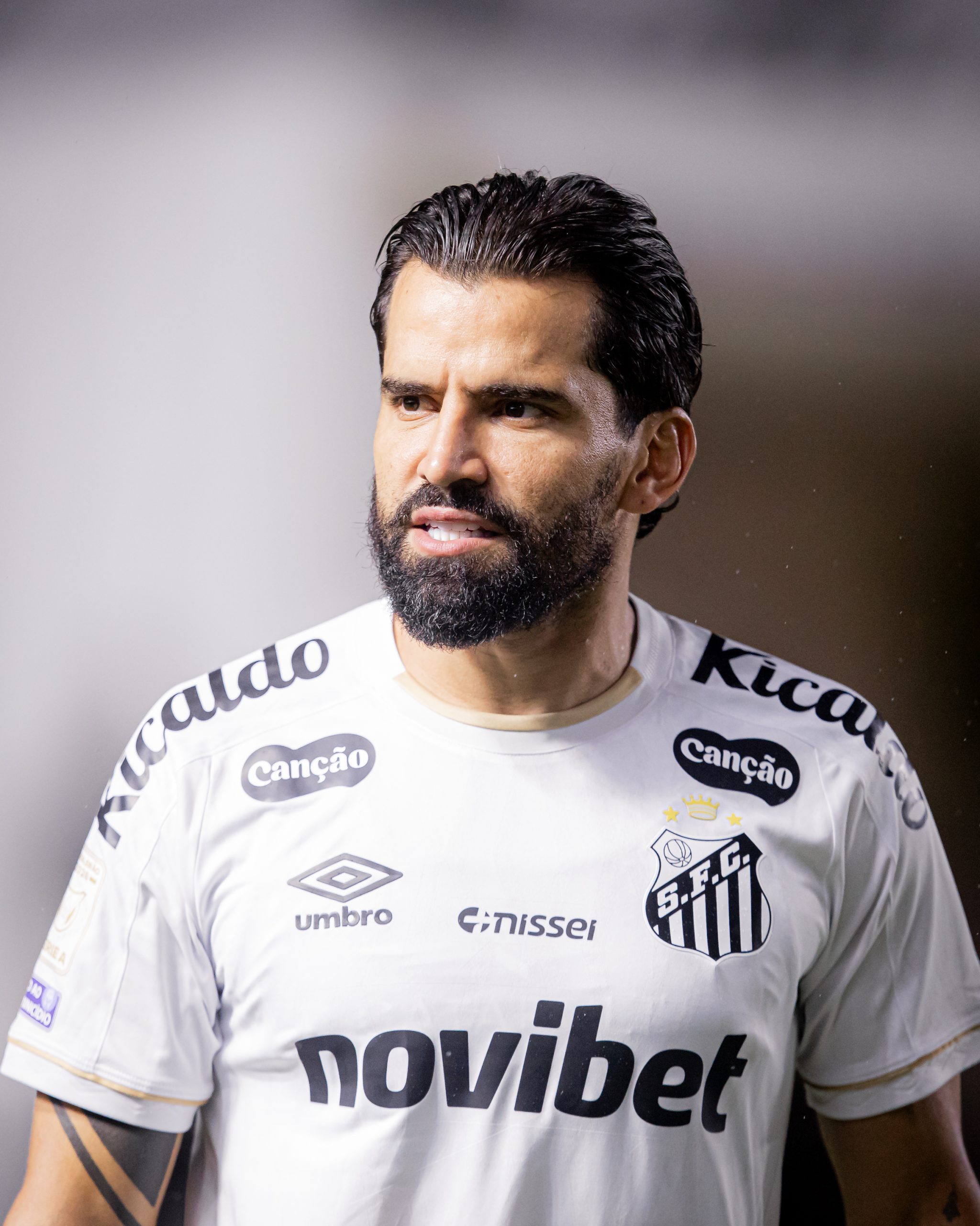 Santos acerta rescisão com o volante Tomás Rincón