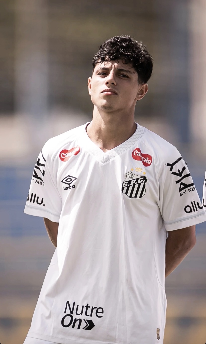Atacante do Sub-17 assina primeiro contrato profissional com o Santos