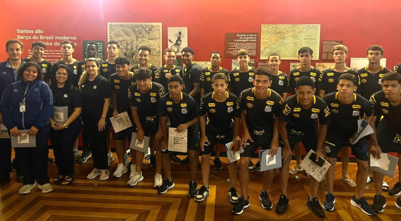 Atletas das categorias de base do Santos visitam a Pinacoteca Benedito Calixto