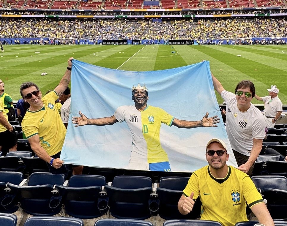 Bandeiras do Santos ganham destaque nos jogos do Brasil na Copa do Mundo
