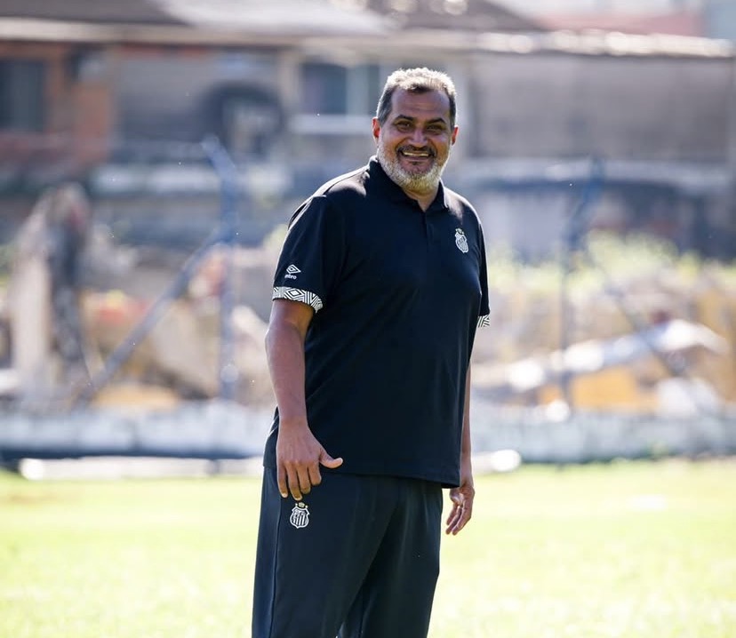 Após 16 anos no clube, técnico anuncia a saída da base do Santos