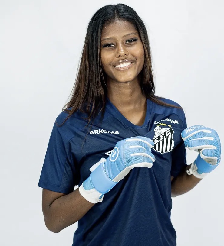 Sereinhas contratam goleira que deixou de ser modelo para focar em carreira no futebol