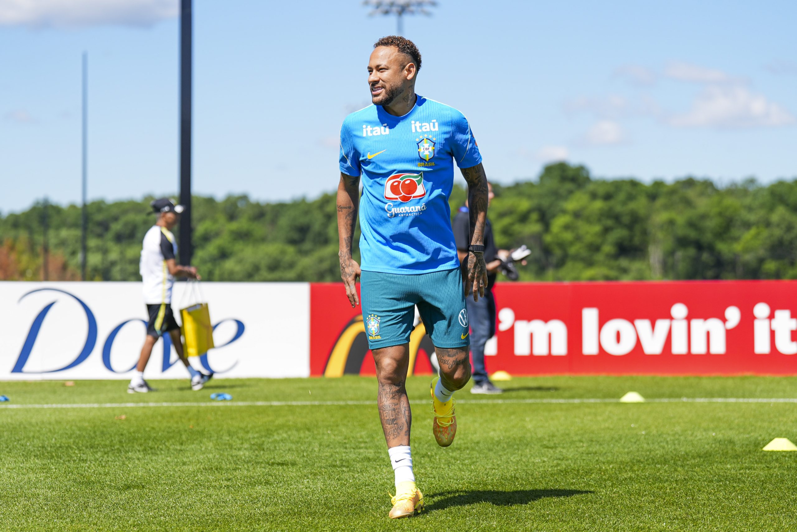 Neymar treina normalmente com a Seleção e fica à disposição de Ancelotti