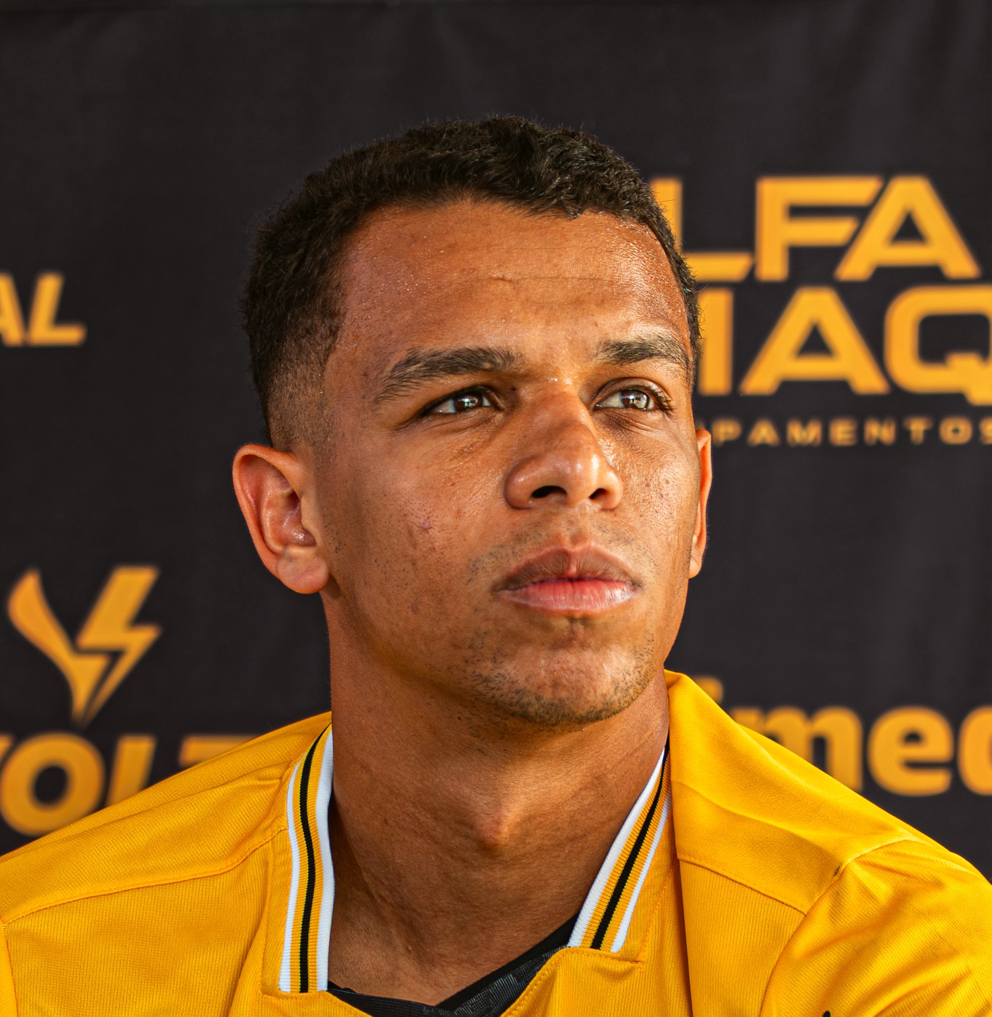 Emprestado pelo Santos, volante Sandry desaparece do Criciúma