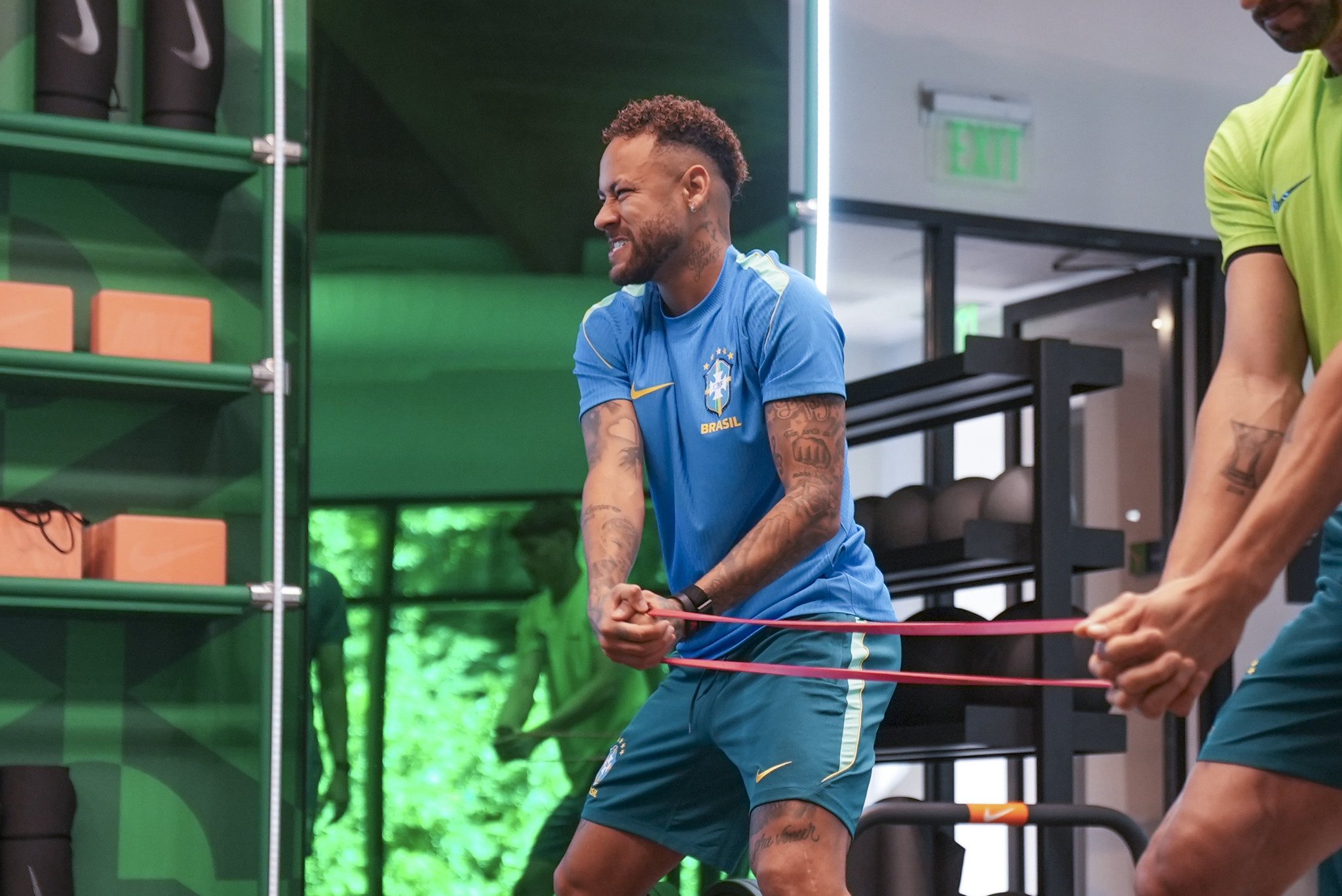 Neymar passa por novos exames e segue em recuperação para voltar aos treinos com bola