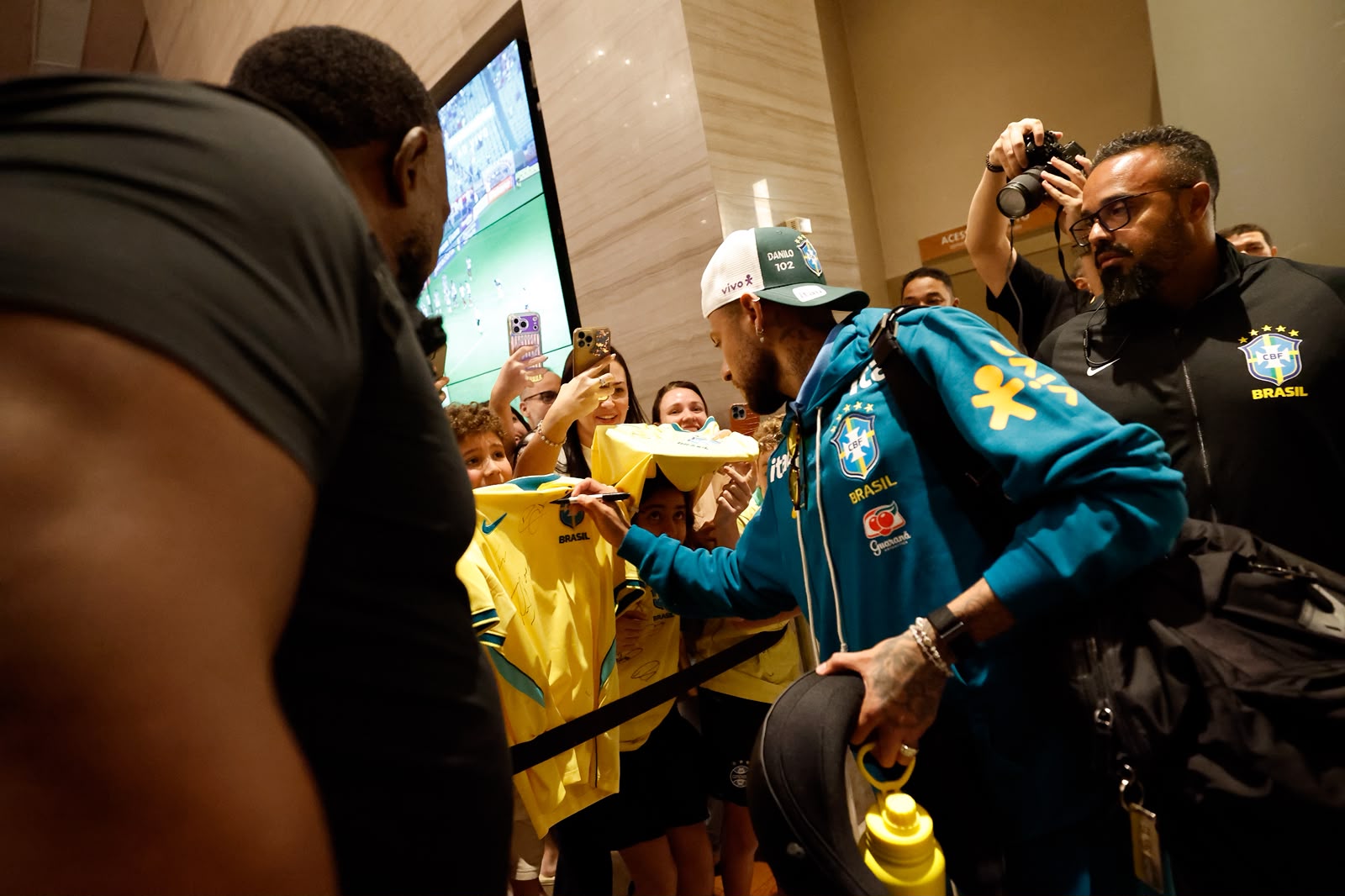 Neymar atende torcedores e é festejado em embarque da Seleção Brasileira