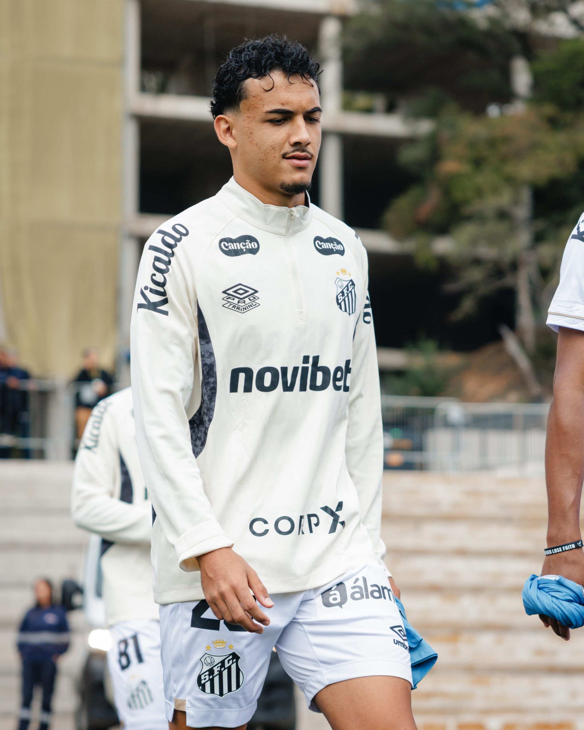 Promessa da base do Santos sofre lesão muscular em estreia no profissional