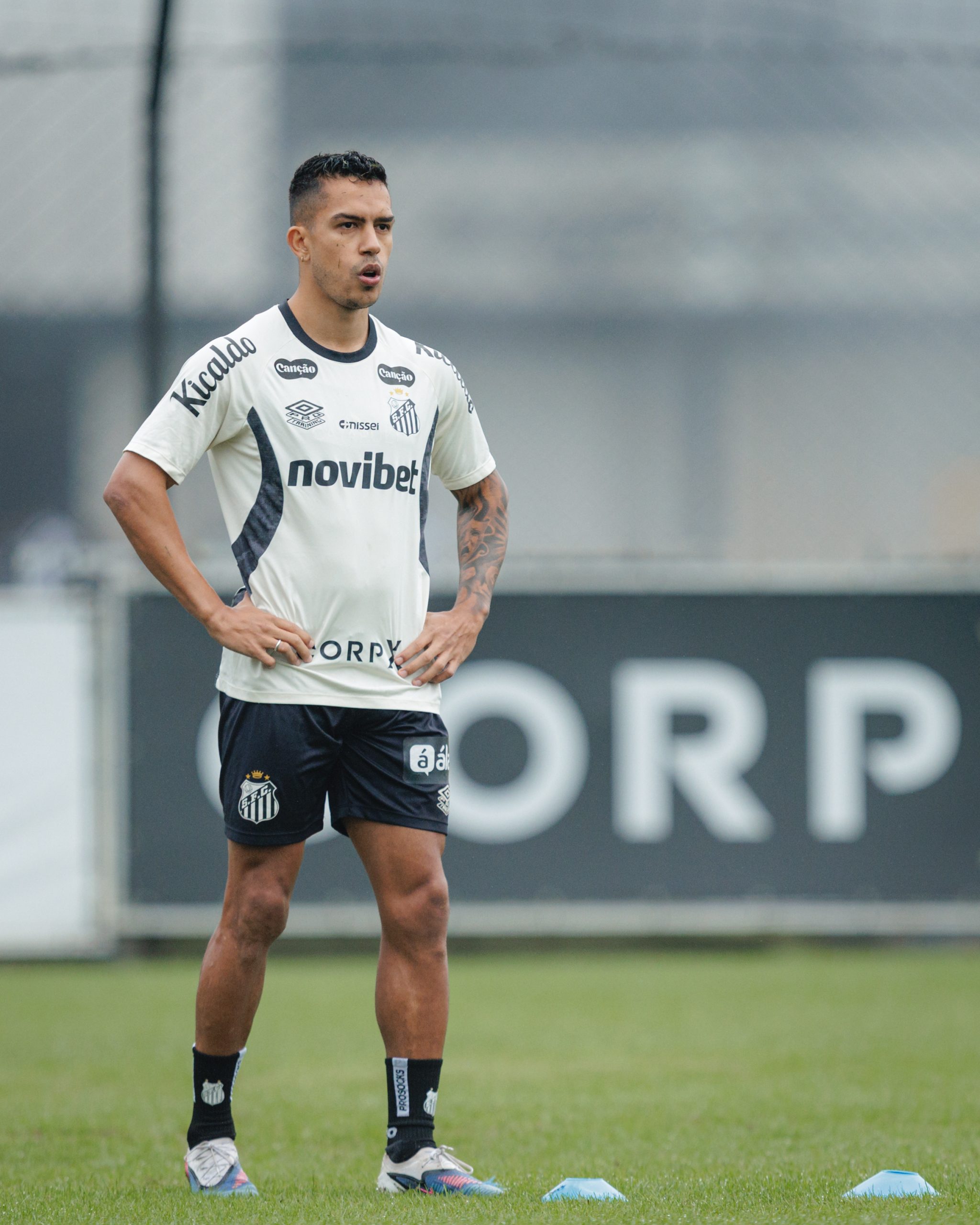 Igor Vinicius treina com o grupo e pode reforçar o Santos contra o Botafogo