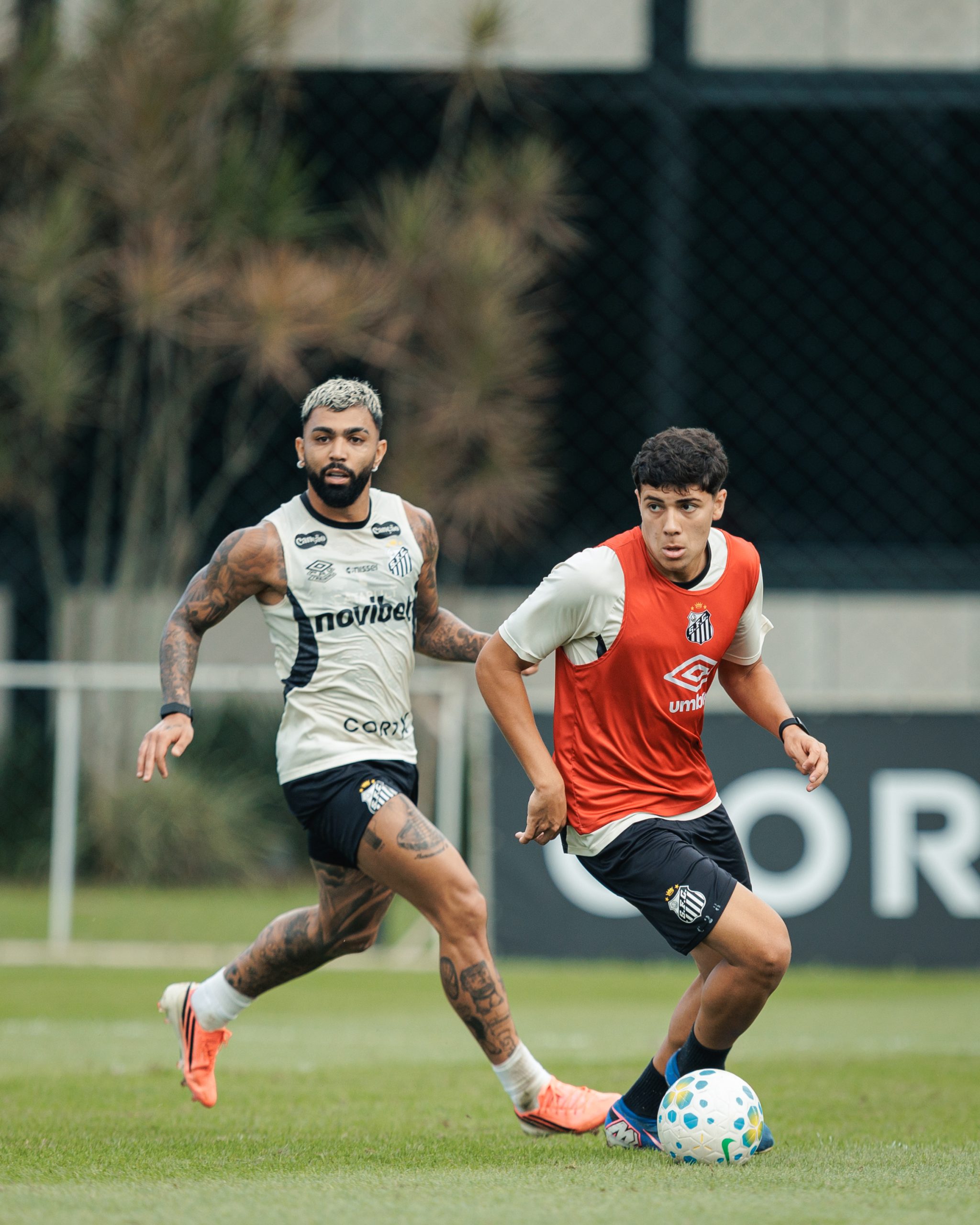 Lateral-esquerdo da base que defende Portugal treina com o profissional do Santos