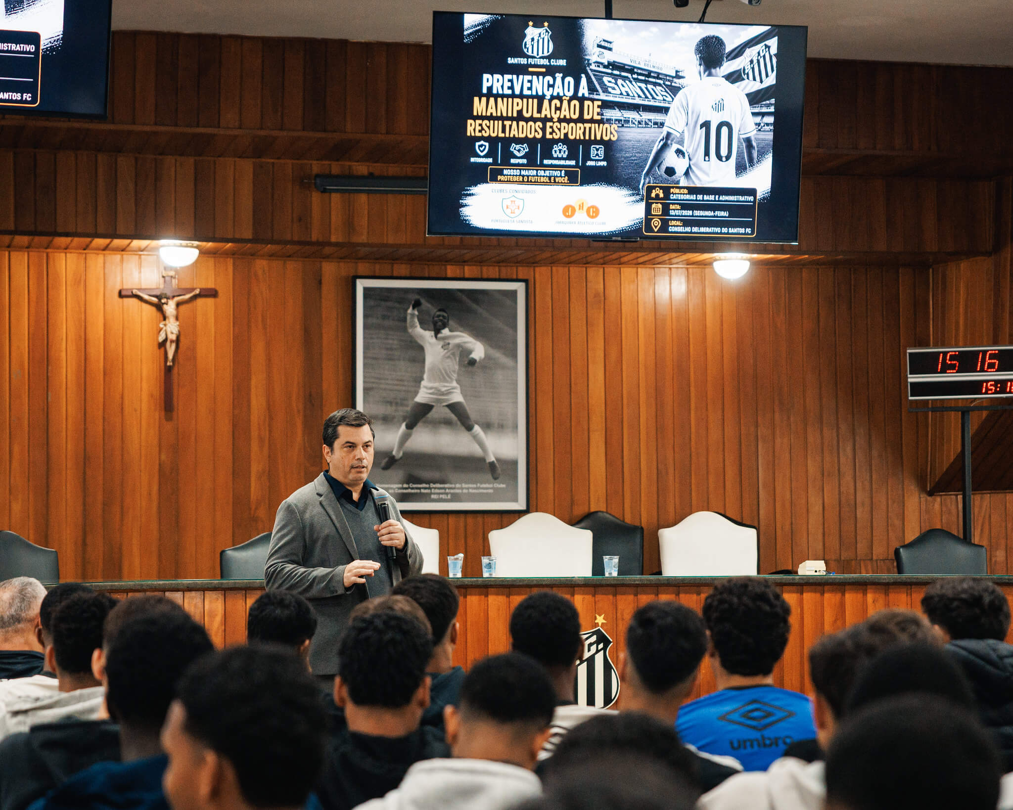 Santos realiza palestra sobre manipulação de resultados para a base