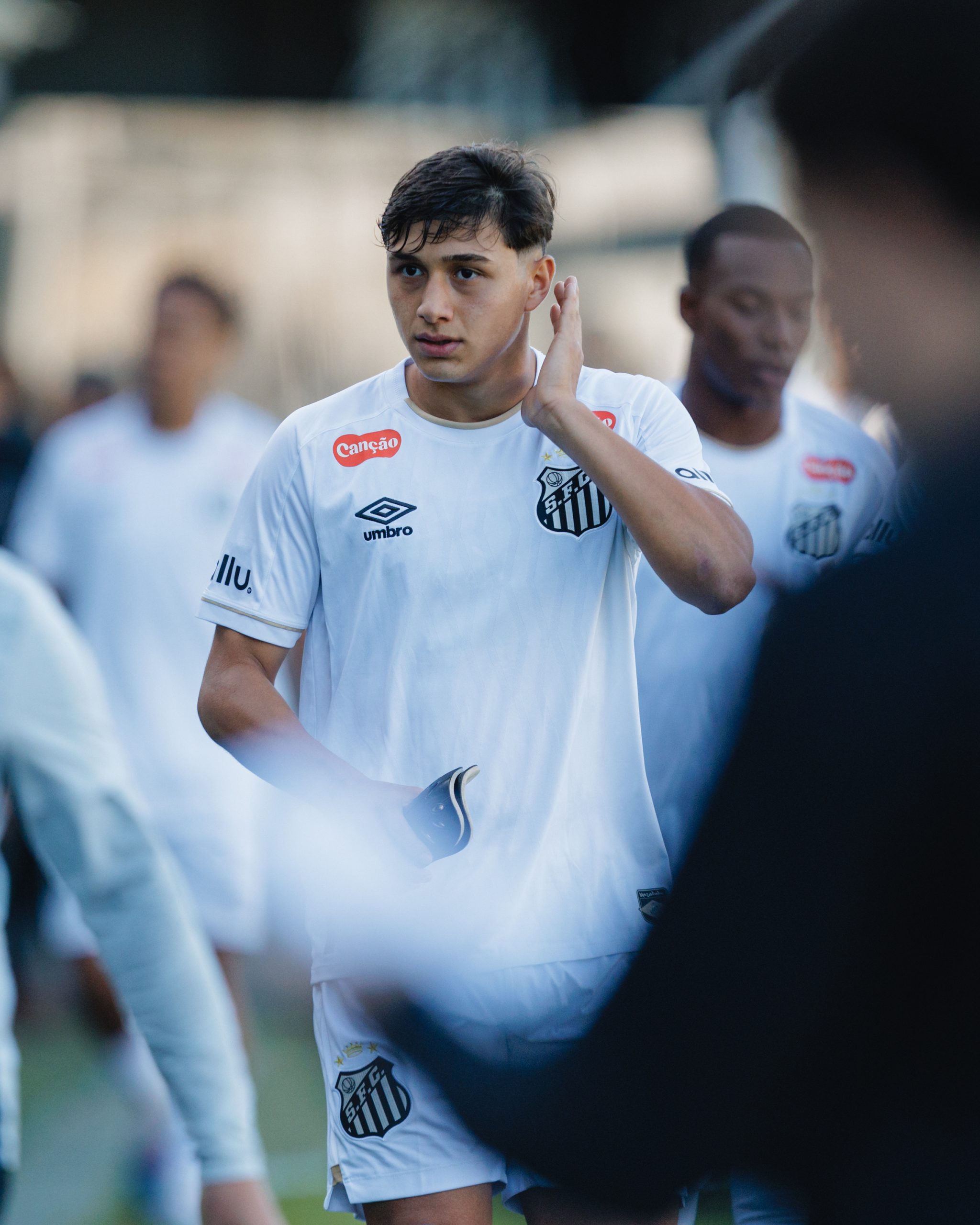 Atacante argentino marca dois e Santos vence o Internacional pelo Brasileiro Sub-17