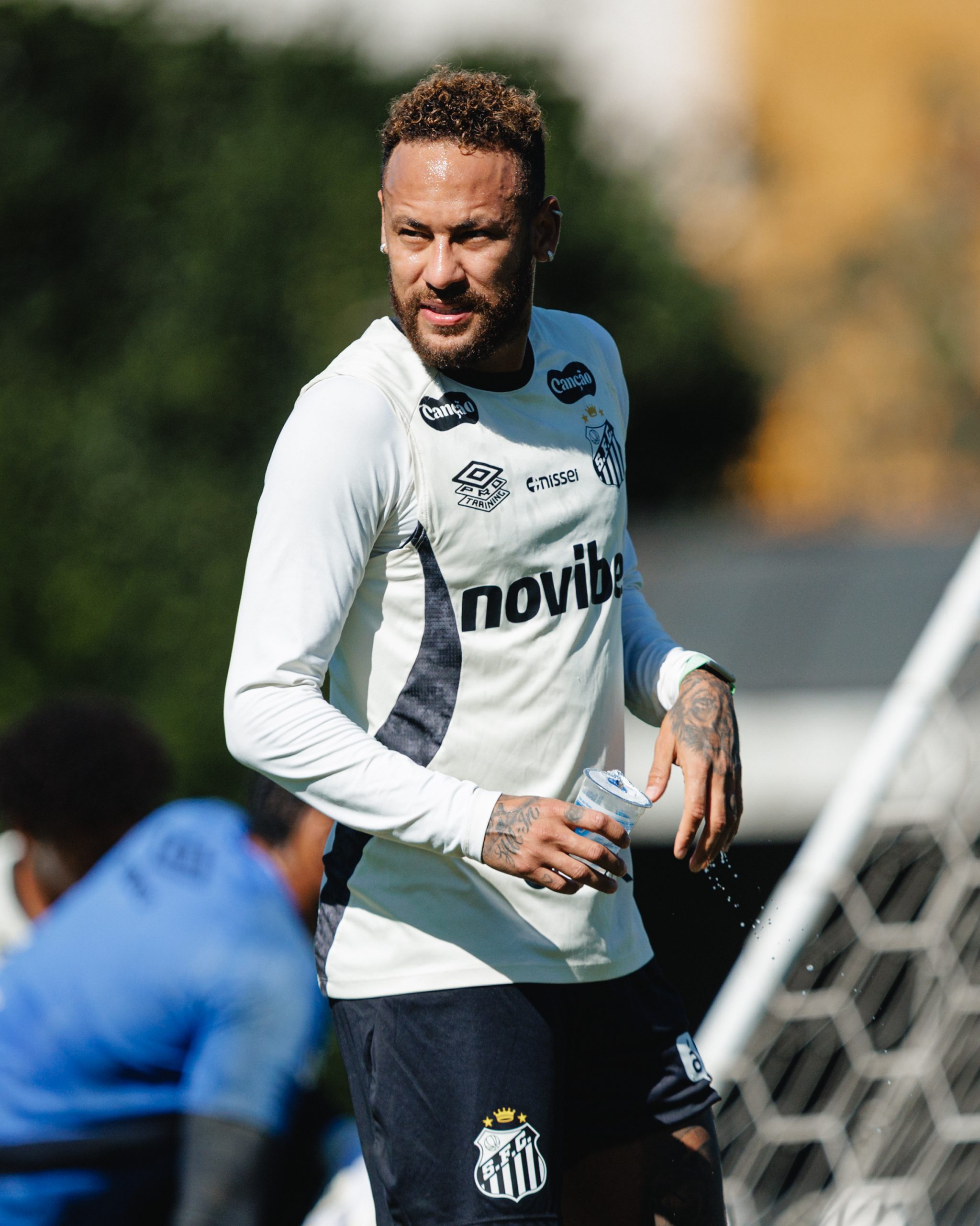 Neymar e Moisés participam de treino do Santos no CT Rei Pelé