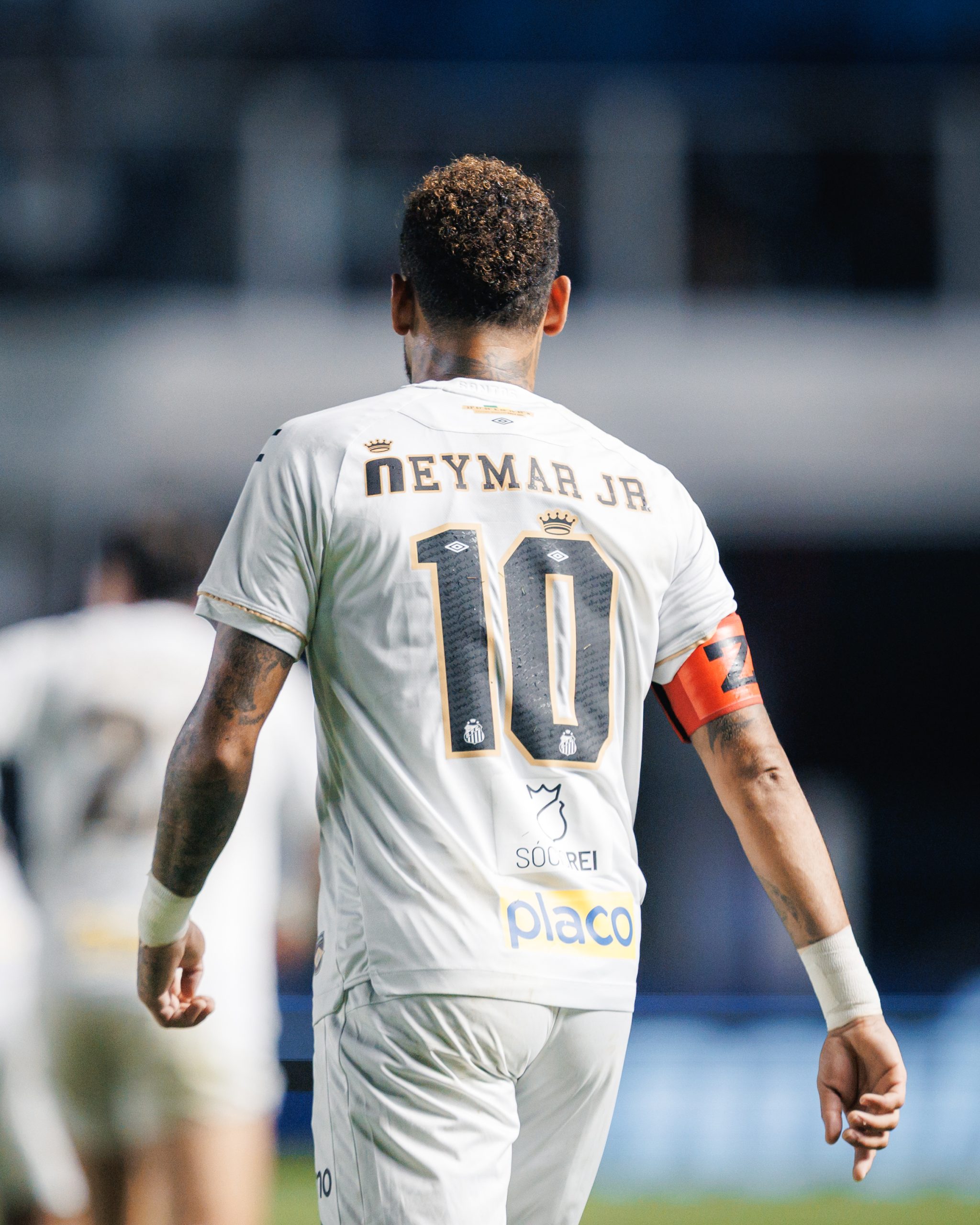 Neymar recebe terceiro amarelo e desfalca o Santos no próximo jogo do Brasileirão