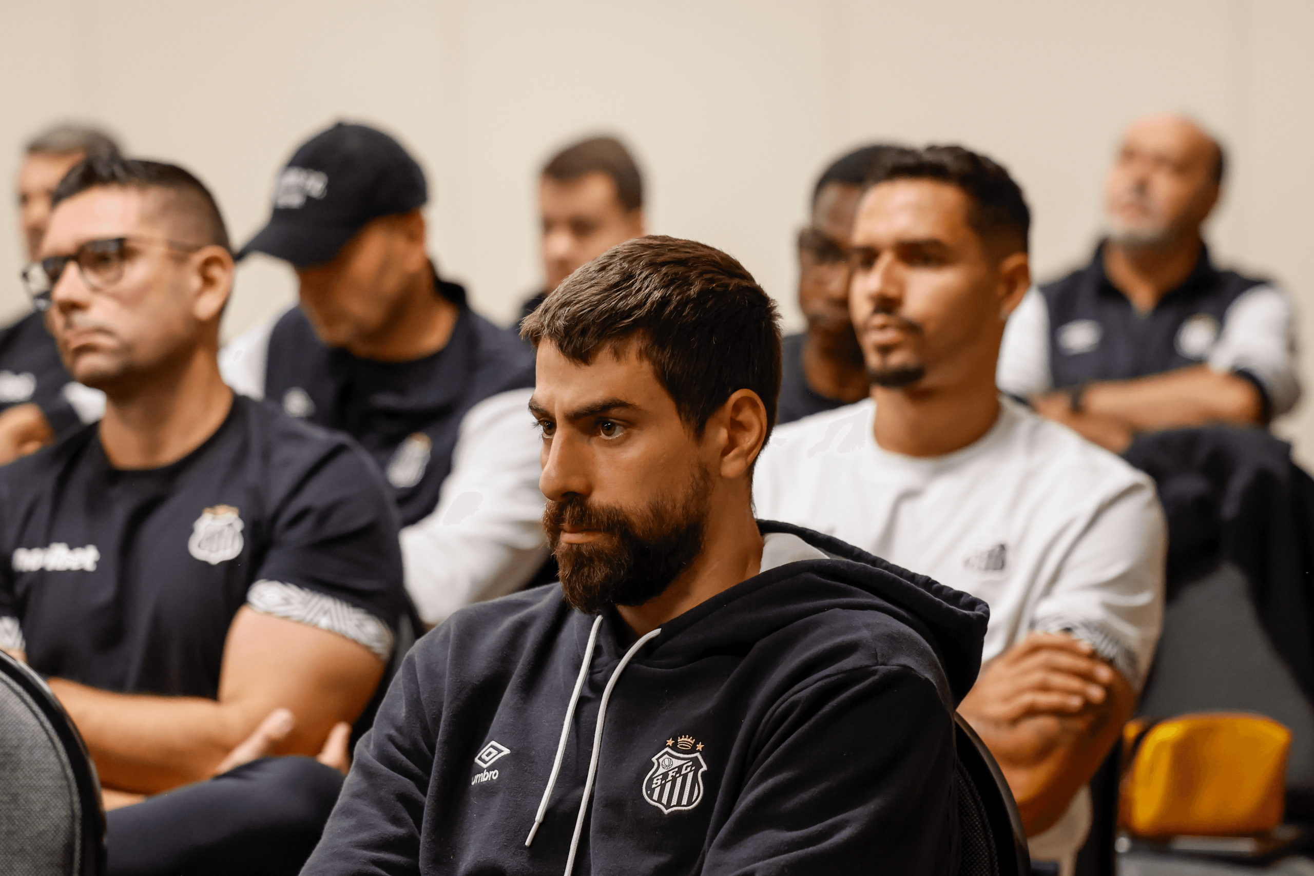 CBF apresenta novas regras do futebol ao elenco do Santos