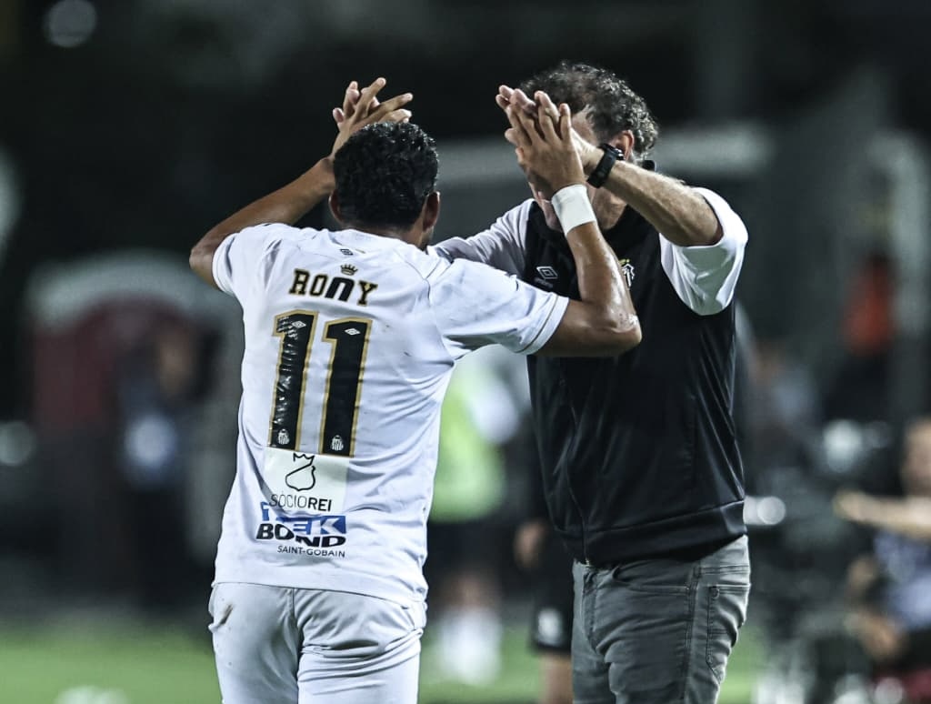 Rony comemora fim do jejum de gol e valoriza trabalho do Santos