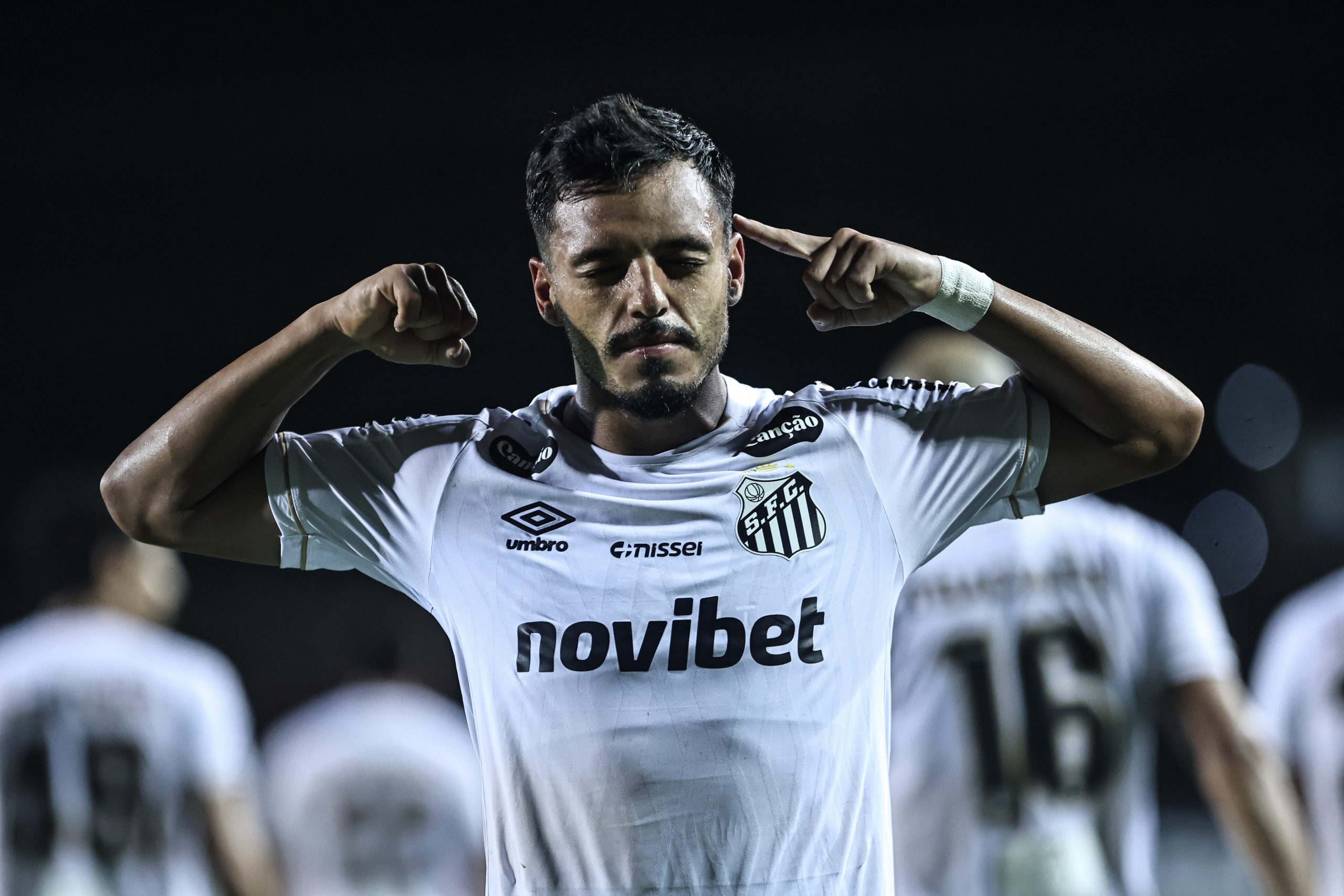 Gabriel Menino abraça nova função no Santos e sonha com retorno à Seleção como lateral
