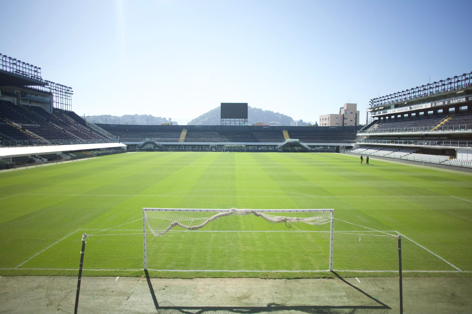 Santos finaliza manutenção no gramado da Vila Belmiro