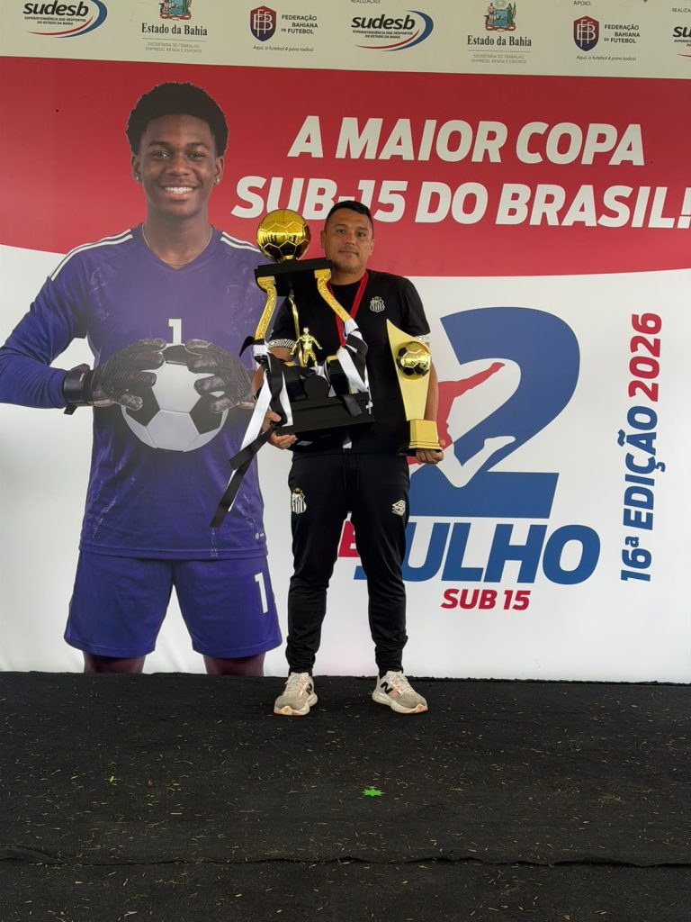 Fabrício Monte celebra título invicto com o Santos pela Copa 2 de Julho Sub-15