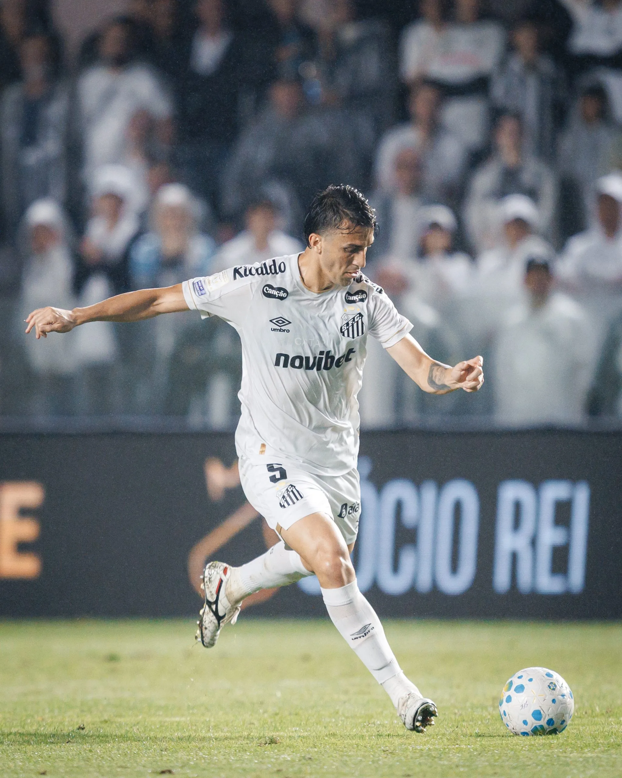 João Schmidt recebe terceiro amarelo e desfalca o Santos contra o Corinthians