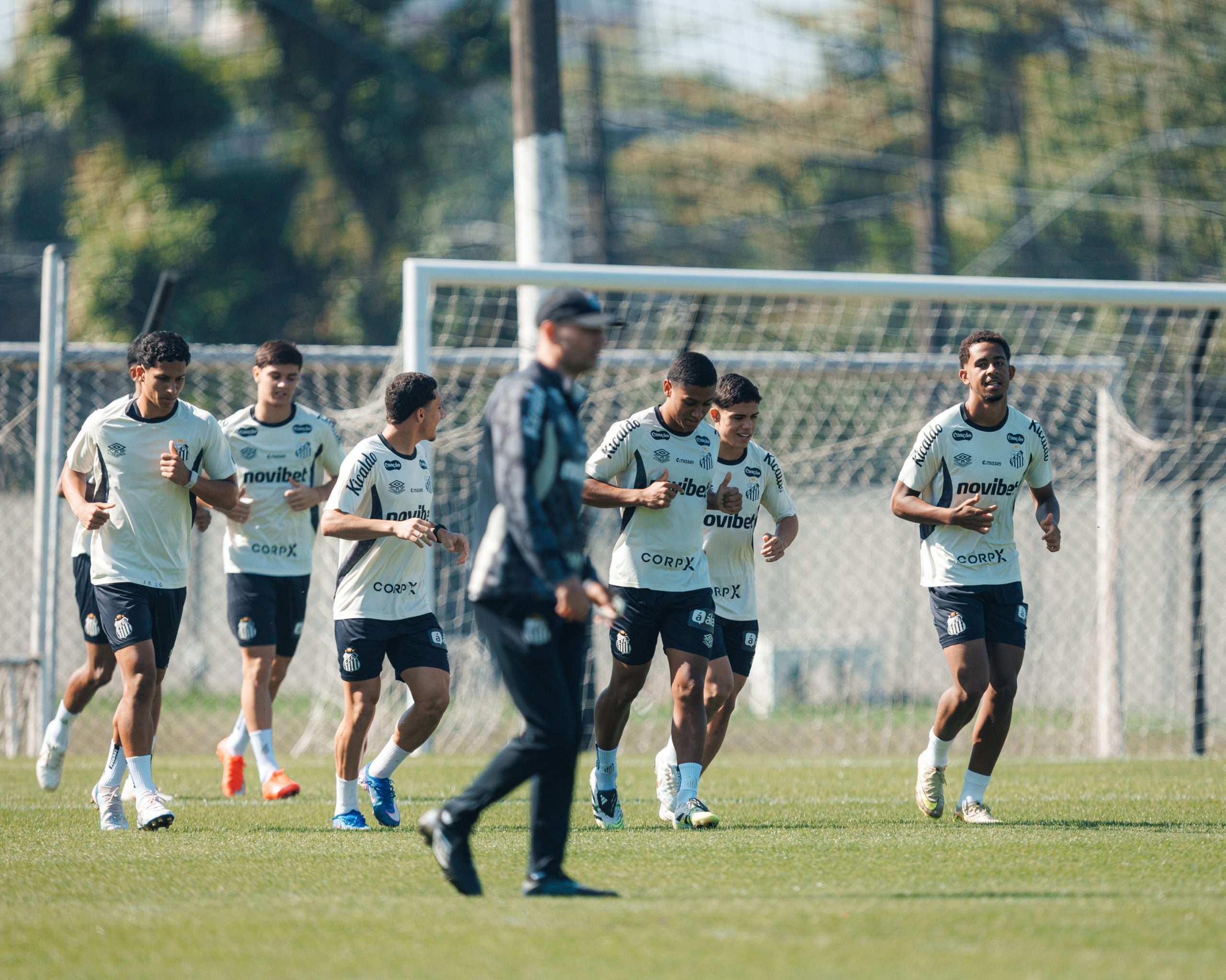 Santos faz treino físico e Cuca deve definir escalação apenas no Equador