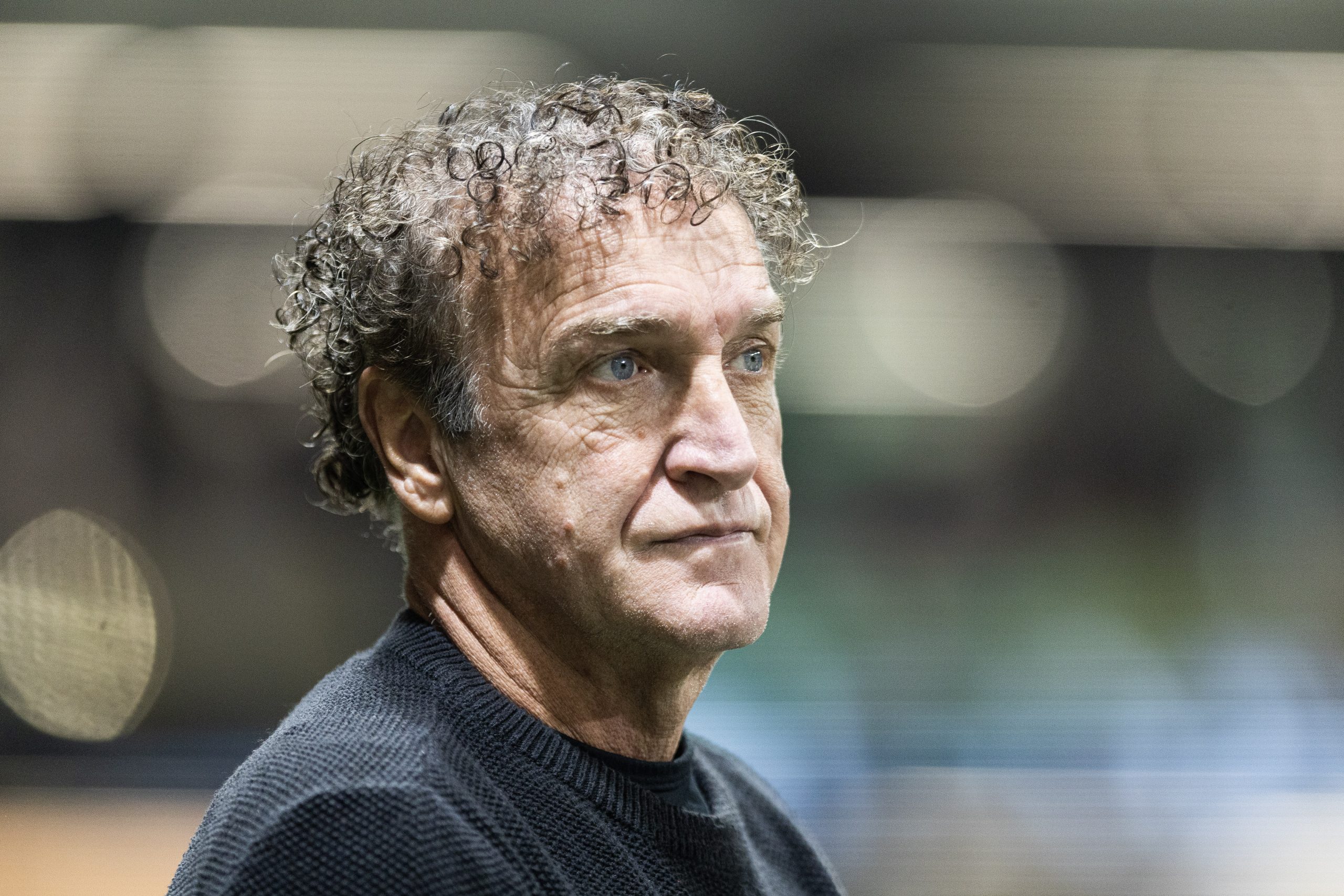 Cuca é cobrado e pressionado por torcedor do Santos após eliminação em Belo Horizonte