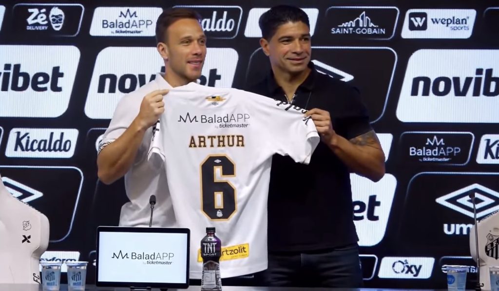 Arthur é apresentado pelo Santos e explica negociação com o clube