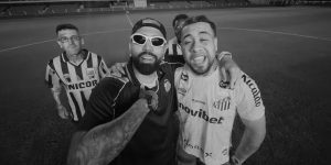Imagem mostra o atacante Gabigol ao lado de parça em gravação de clipe de rap
