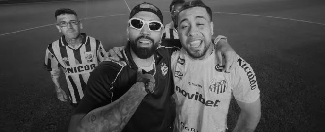 Imagem mostra o atacante Gabigol ao lado de parça em gravação de clipe de rap
