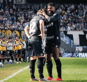 Imagem mostra Rodinei e Rollheiser comemorando gol do Santos contra o Cruzeiro