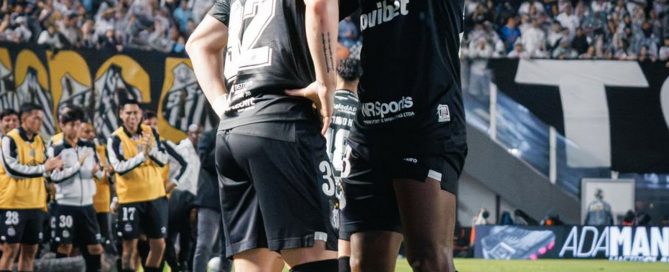 Imagem mostra Rodinei e Rollheiser comemorando gol do Santos contra o Cruzeiro