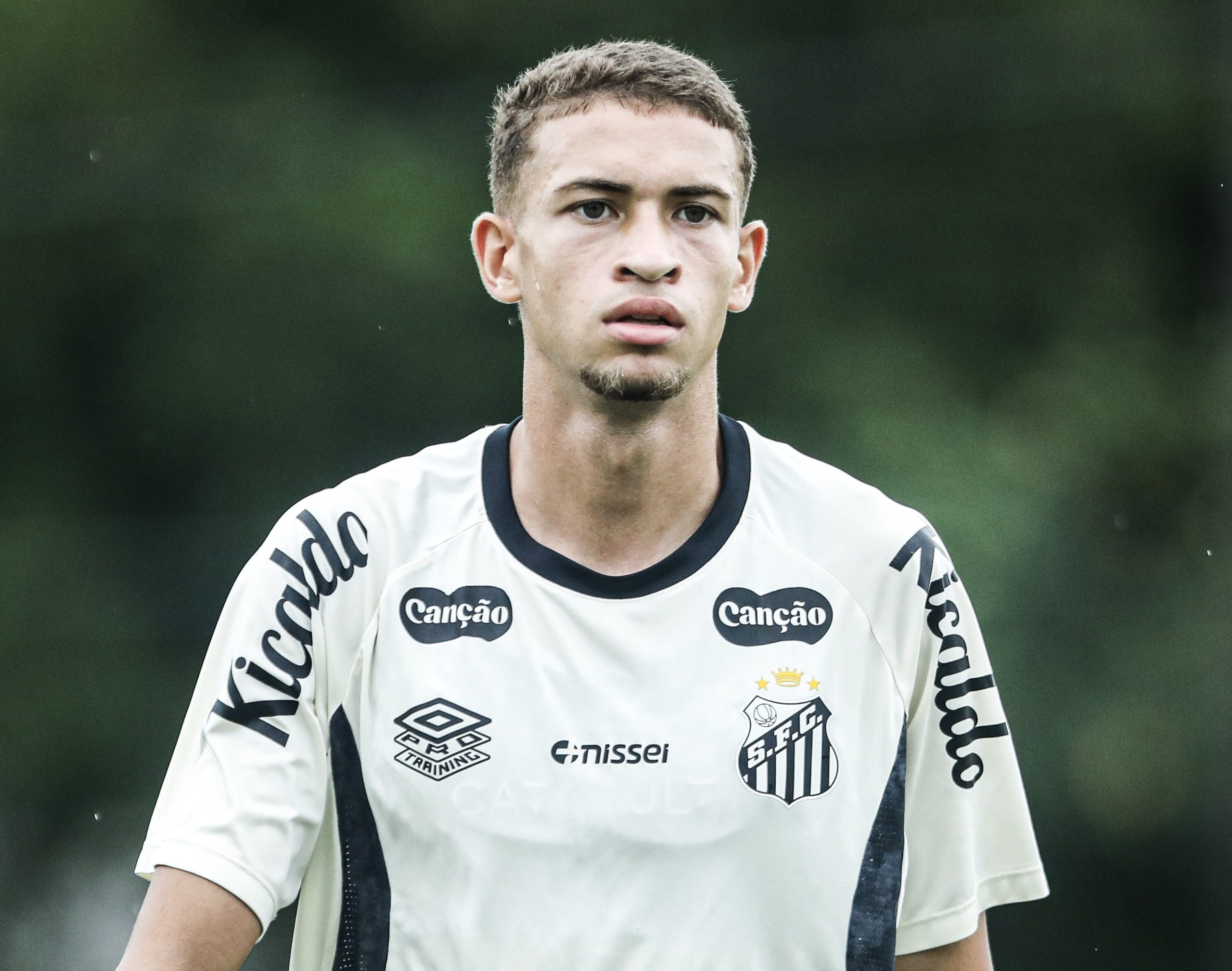 Após sete meses, Vinicius Lira volta a trabalhar com bola no Santos
