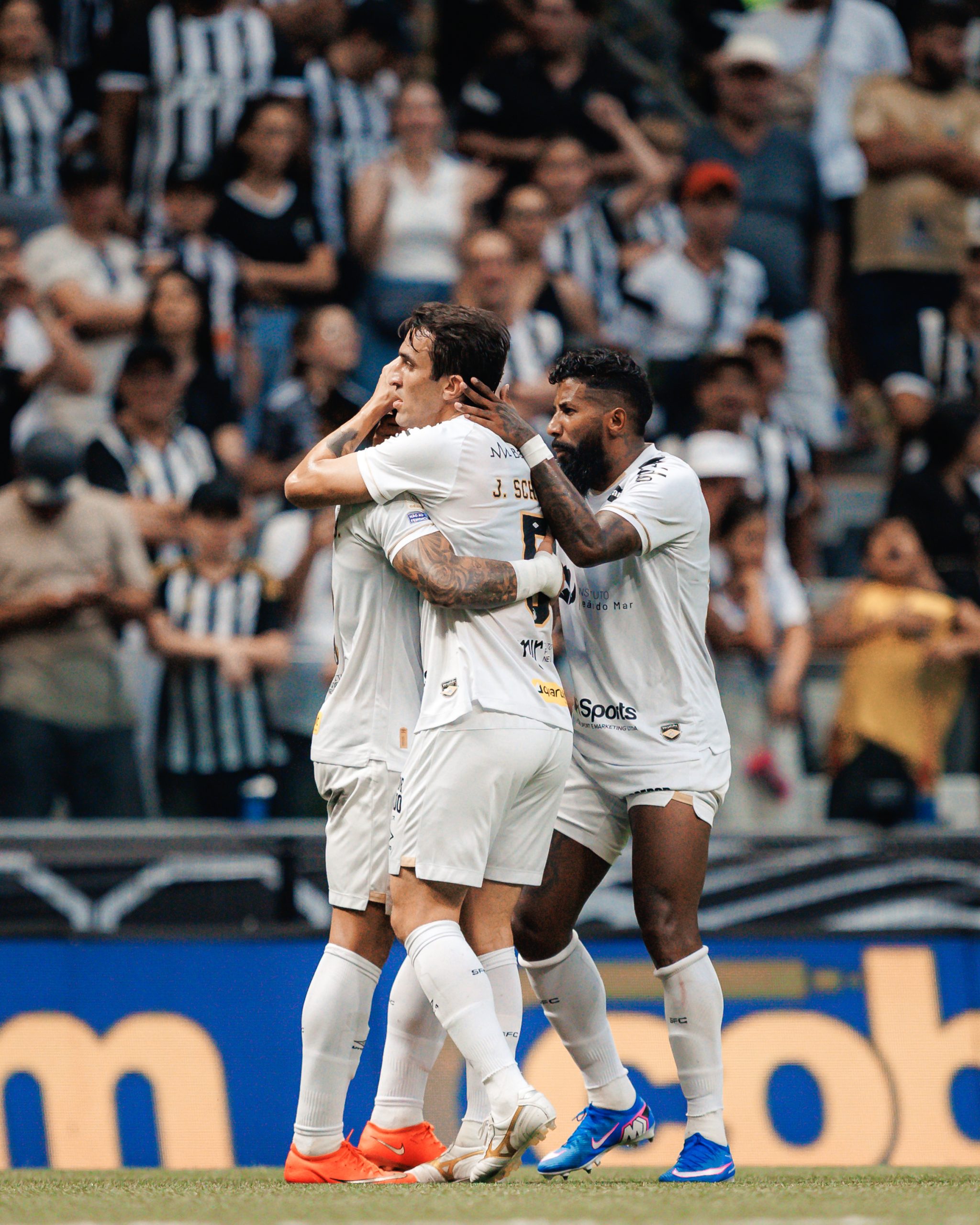 Troca de provocações entre Santos e Galo vira assunto para Cuca